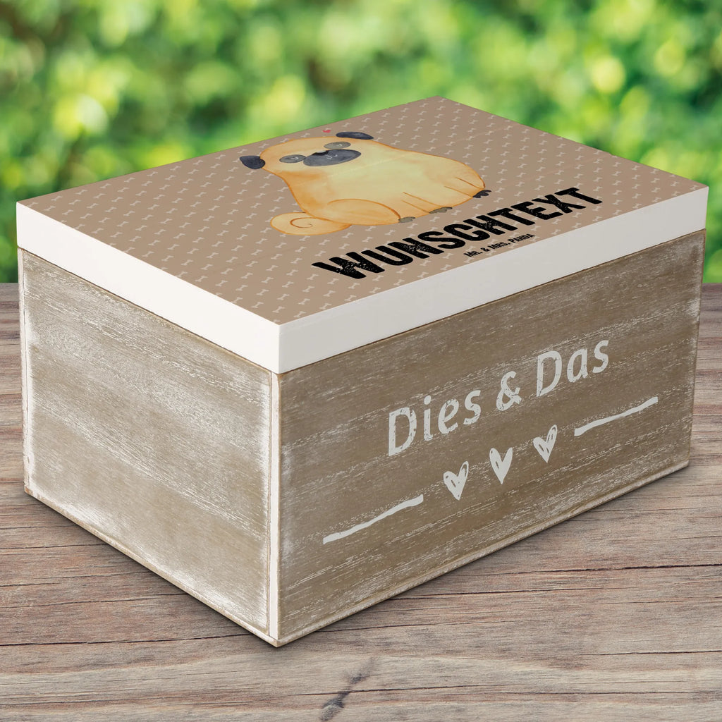 Personalisierte Holzkiste Mops Geschenkbox Personalisiert, Erinnerungsbox Personalisiert, Dekokiste Personalisiert, Dekokiste mit Namen, Schatzkiste mit Namen, GEschenkdose Personalisiert, Erinnerungsbox mit Namen, Aufbewahrungsbox mit Namen, Erinnerungskiste Personalisiert, Truhe Personalisiert, Schatulle mit Namen, Schatzkiste Personalisiert, Holzkiste Personalisiert, mit Namen, Truhe mit Namen, Kiste Personalisiert, Kiste mit Namen, Aufbewahrungsbox Personalisiert, Schatulle Personalisiert, Holzkiste mit Namen, Sprüche, Hund, Hunderasse, Hundebesitzer, Hundemotiv, Haustier, Tierliebhaber, Mops, Hundeliebe, Liebe