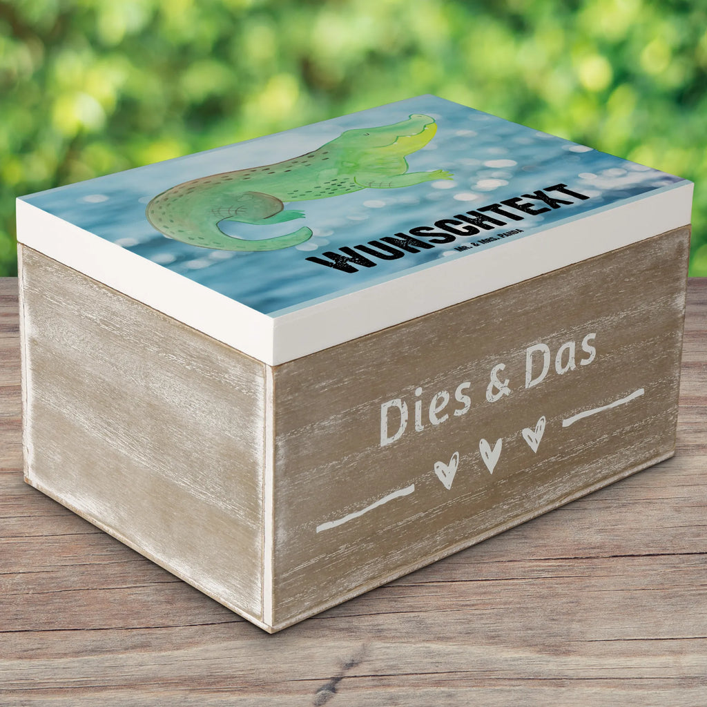 Personalisierte Holzkiste Krokodil Aufbewahrungsbox Personalisiert, Erinnerungskiste Personalisiert, Truhe Personalisiert, Erinnerungsbox mit Namen, Aufbewahrungsbox mit Namen, Dekokiste Personalisiert, Kiste mit Namen, Holzkiste mit Namen, GEschenkdose Personalisiert, mit Namen, Schatzkiste mit Namen, Kiste Personalisiert, Holzkiste Personalisiert, Erinnerungsbox Personalisiert, Truhe mit Namen, Dekokiste mit Namen, Schatulle mit Namen, Geschenkbox Personalisiert, Schatulle Personalisiert, Schatzkiste Personalisiert, Urlaub, Meerestiere, Meer, Reiselust, Krokodil, Freundin, Lieblingsmensch, Verrückt sein, Abenteuerlust, Beste Freundin, Krokodile, Spontan sein