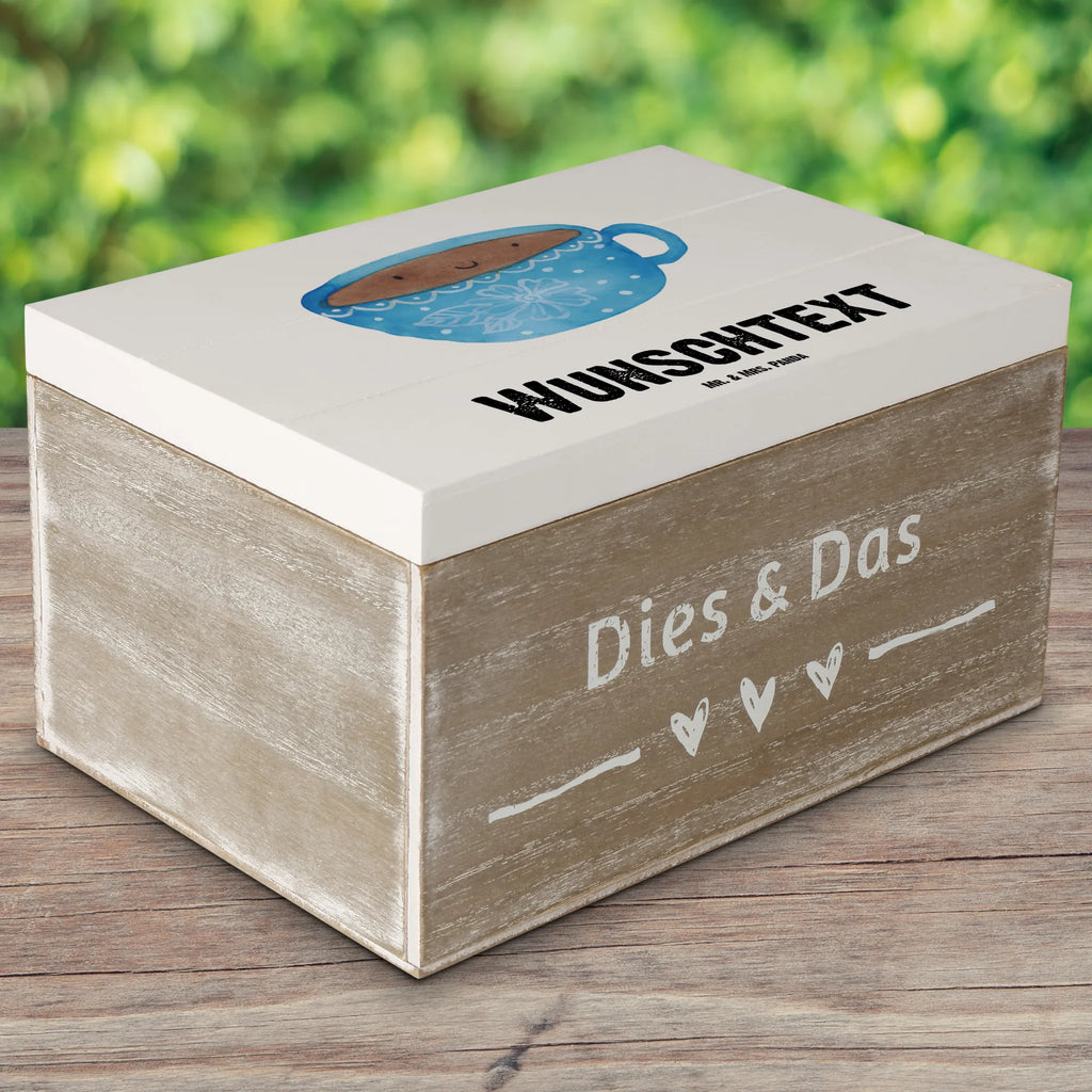 Personalised wooden chest Coffee Cup Erinnerungsbox mit Namen, Holzkiste Personalisiert, Kiste mit Namen, Schatzkiste Personalisiert, Aufbewahrungsbox mit Namen, Truhe Personalisiert, Schatzkiste mit Namen, Dekokiste mit Namen, GEschenkdose Personalisiert, Geschenkbox Personalisiert, mit Namen, Holzkiste mit Namen, Erinnerungskiste Personalisiert, Truhe mit Namen, Schatulle Personalisiert, Dekokiste Personalisiert, Kiste Personalisiert, Schatulle mit Namen, Erinnerungsbox Personalisiert, Aufbewahrungsbox Personalisiert, Lustige Sprüche, Tiere, Tiermotive, Gute Laune, Geschmack, Kaffee, Glücklich, Tasse, Genuss, Liebe