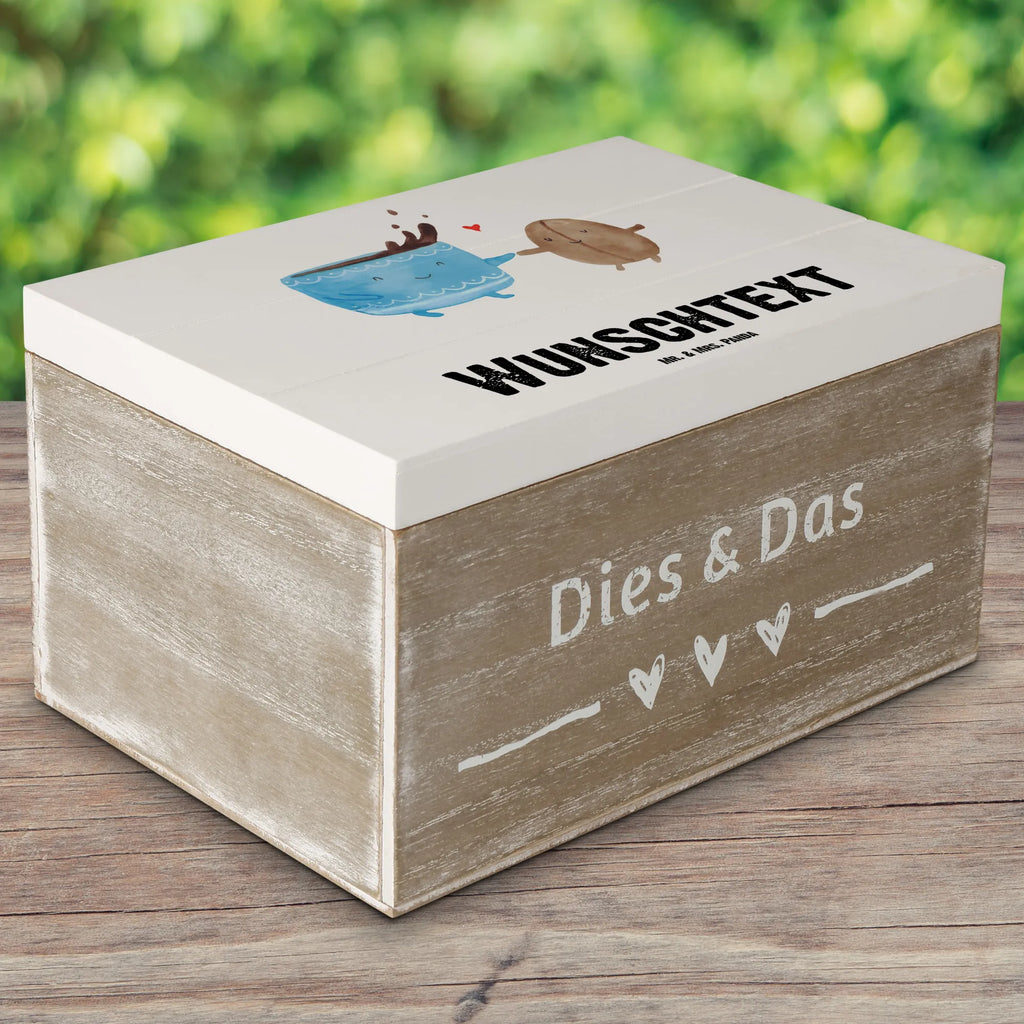 Personalisierte Holzkiste Kaffee Bohne Truhe mit Namen, Truhe Personalisiert, GEschenkdose Personalisiert, Schatulle Personalisiert, Aufbewahrungsbox mit Namen, Geschenkbox Personalisiert, mit Namen, Erinnerungsbox mit Namen, Dekokiste Personalisiert, Erinnerungskiste Personalisiert, Kiste Personalisiert, Schatzkiste mit Namen, Schatulle mit Namen, Holzkiste Personalisiert, Schatzkiste Personalisiert, Kiste mit Namen, Erinnerungsbox Personalisiert, Aufbewahrungsbox Personalisiert, Holzkiste mit Namen, Dekokiste mit Namen, Lustige Sprüche, Tiere, Tiermotive, Gute Laune, Kaffee, Kaffeebohne, Genuss, Zufriedenheit, Glück