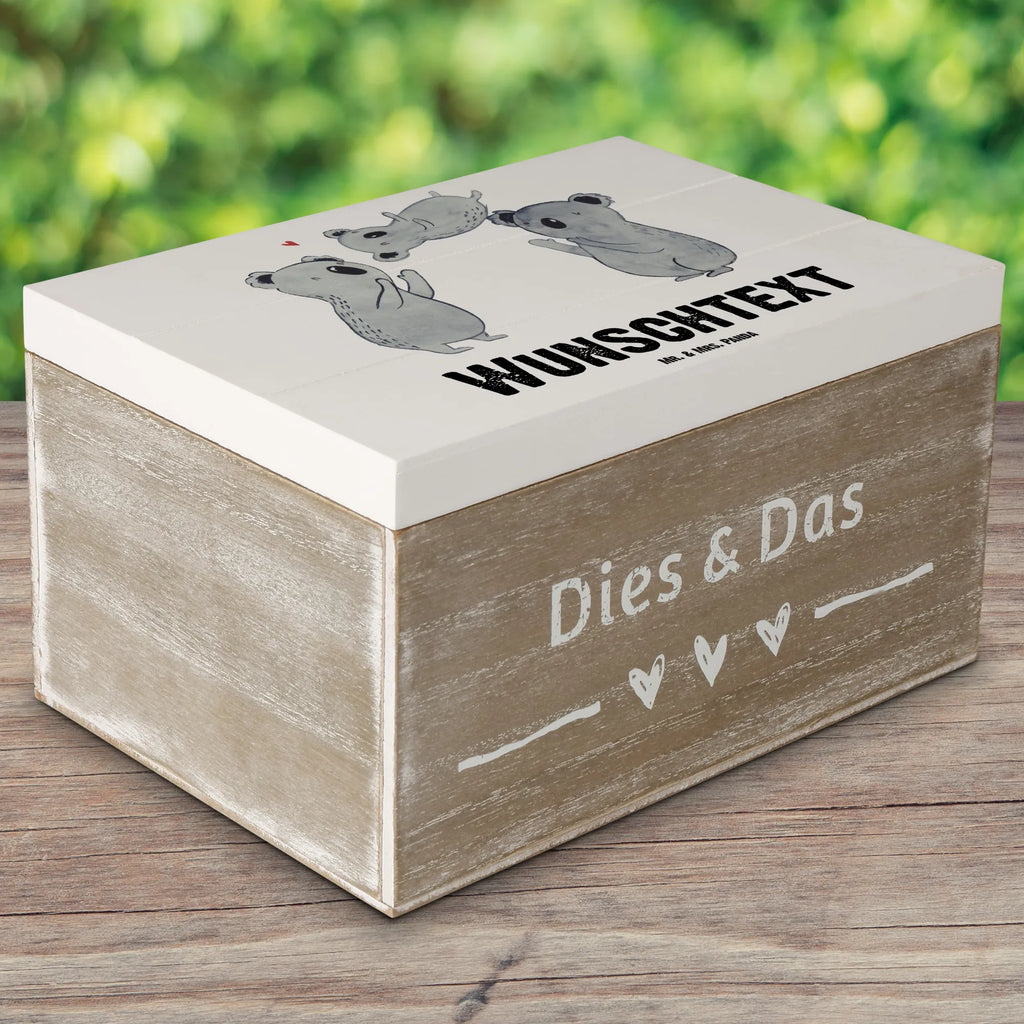 Personalizowane drewniane pudełko Koale Świętować Schatulle mit Namen, Schatzkiste Personalisiert, Dekokiste Personalisiert, GEschenkdose Personalisiert, Schatulle Personalisiert, Holzkiste mit Namen, Truhe Personalisiert, Geschenkbox Personalisiert, Truhe mit Namen, Erinnerungsbox mit Namen, Dekokiste mit Namen, Aufbewahrungsbox mit Namen, Kiste Personalisiert, mit Namen, Kiste mit Namen, Erinnerungsbox Personalisiert, Holzkiste Personalisiert, Aufbewahrungsbox Personalisiert, Erinnerungskiste Personalisiert, Schatzkiste mit Namen, Geschenk, Geburtstag, Geburtstagsgeschenk, Kind, Eltern, Herz, Liebe, Koala, Familie
