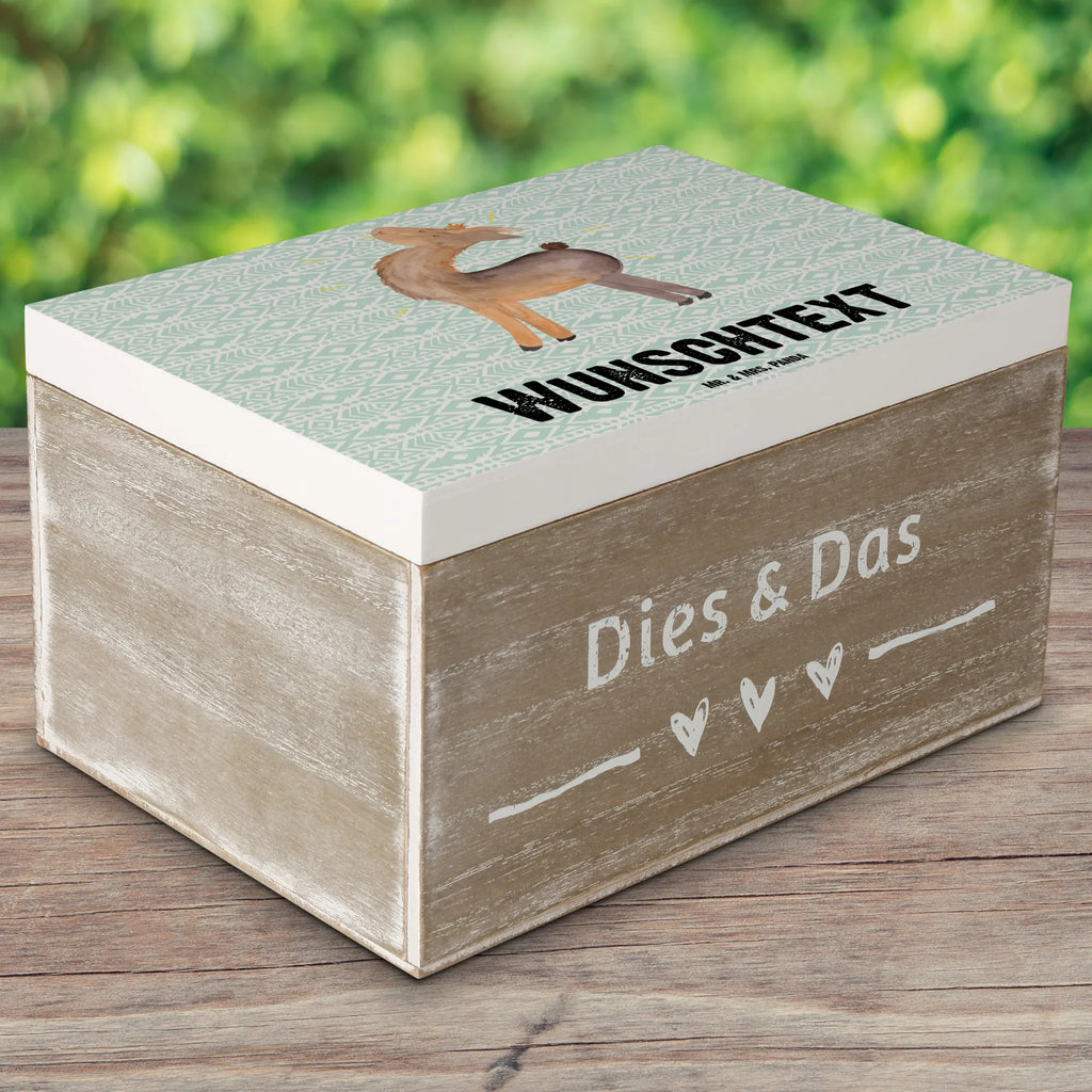 Personalisierte Holzkiste Lama Stolz Kiste Personalisiert, Aufbewahrungsbox mit Namen, Erinnerungskiste Personalisiert, Erinnerungsbox mit Namen, Erinnerungskiste, Schatulle Personalisiert, Dekokiste mit Namen, Kiste mit Namen, Holzkiste mit Namen, Geschenkbox personalisiert, Schatulle mit Namen, mit Namen, Holzkiste Personalisiert, Schatzkiste Personalisiert, Truhe mit Namen, Schatzkiste mit Namen, Dekokiste Personalisiert, Truhe Personalisiert, GEschenkdose personalisiert, Aufbewahrungsbox Personalisiert, Erinnerungsbox Personalisiert, Lama, Alpaka, Neustart, Hippie, Außenseiter, Anders, stolz, Freundinnen, Lamas, Familie, Freundin, Family, Kumpel, beste Freundin