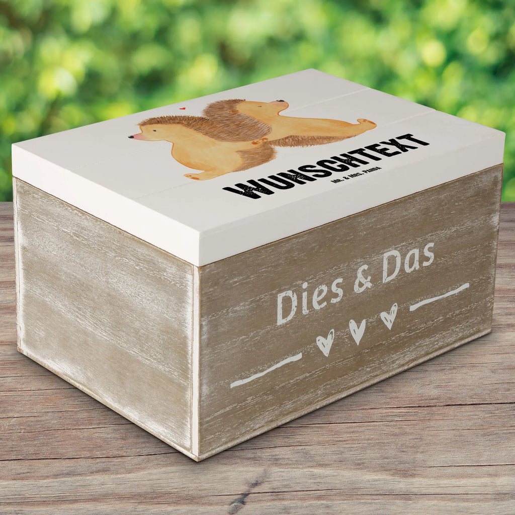 Personalizowane drewniane pudełko Jeże trzymające się za łapki Erinnerungskiste Personalisiert, Geschenkbox Personalisiert, Schatulle Personalisiert, Holzkiste Personalisiert, Kiste Personalisiert, Schatulle mit Namen, Truhe mit Namen, Erinnerungsbox Personalisiert, Kiste mit Namen, Aufbewahrungsbox Personalisiert, Aufbewahrungsbox mit Namen, mit Namen, Dekokiste Personalisiert, Dekokiste mit Namen, Erinnerungsbox mit Namen, Schatzkiste mit Namen, Truhe Personalisiert, Schatzkiste Personalisiert, GEschenkdose Personalisiert, Holzkiste mit Namen, Partner, Ehemann, Heiratsantrag, Ehefrau, Liebe, Freund, Hocheitstag, Liebesgeschenk, Jahrestag, Freundin, Heiraten, Verlobung, Igelliebe, Geschenk für Zwei, Liebesbeweis, Lieblingsmensch, Love, Hand in Hand, Große Liebe, Igel, Liebesbotschaft, Gemeinsamkeit, Hochzeit