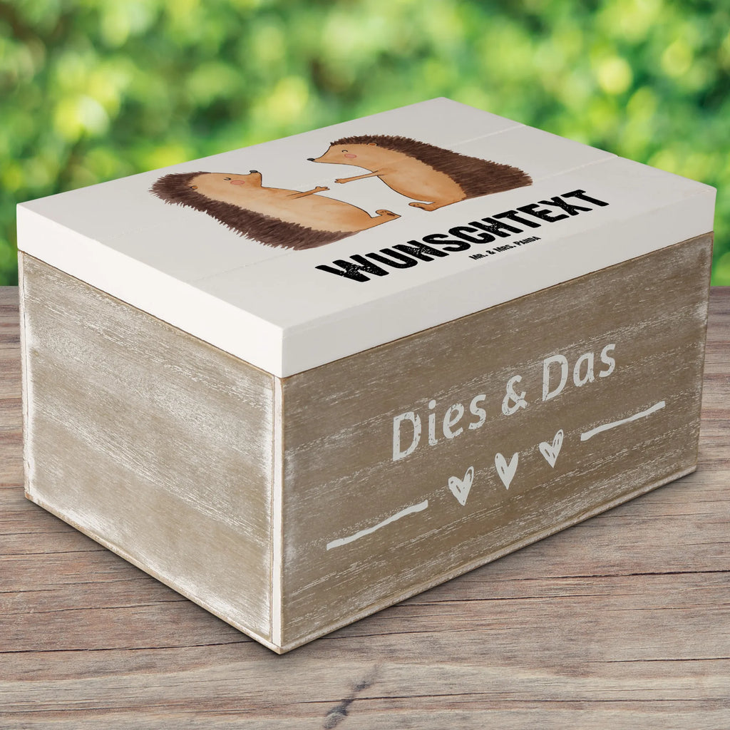 Personalisierte Holzkiste Igel Liebe Dekokiste mit Namen, Dekokiste Personalisiert, Geschenkbox personalisiert, Schatulle mit Namen, Erinnerungsbox mit Namen, Schatzkiste Personalisiert, Holzkiste Personalisiert, Truhe mit Namen, Erinnerungskiste Personalisiert, mit Namen, Erinnerungsbox Personalisiert, Schatulle Personalisiert, Aufbewahrungsbox mit Namen, Truhe Personalisiert, Erinnerungskiste, GEschenkdose personalisiert, Aufbewahrungsbox Personalisiert, Schatzkiste mit Namen, Holzkiste mit Namen, Kiste Personalisiert, Kiste mit Namen, Liebe, Partner, Freund, Freundin, Ehemann, Ehefrau, Heiraten, Verlobung, Heiratsantrag, Liebesgeschenk, Jahrestag, Hocheitstag, Liebesbeweis, Hochzeit, Verlobt, Verheiratet, Hochzeitstag, Igel, Geschenk, Verliebt