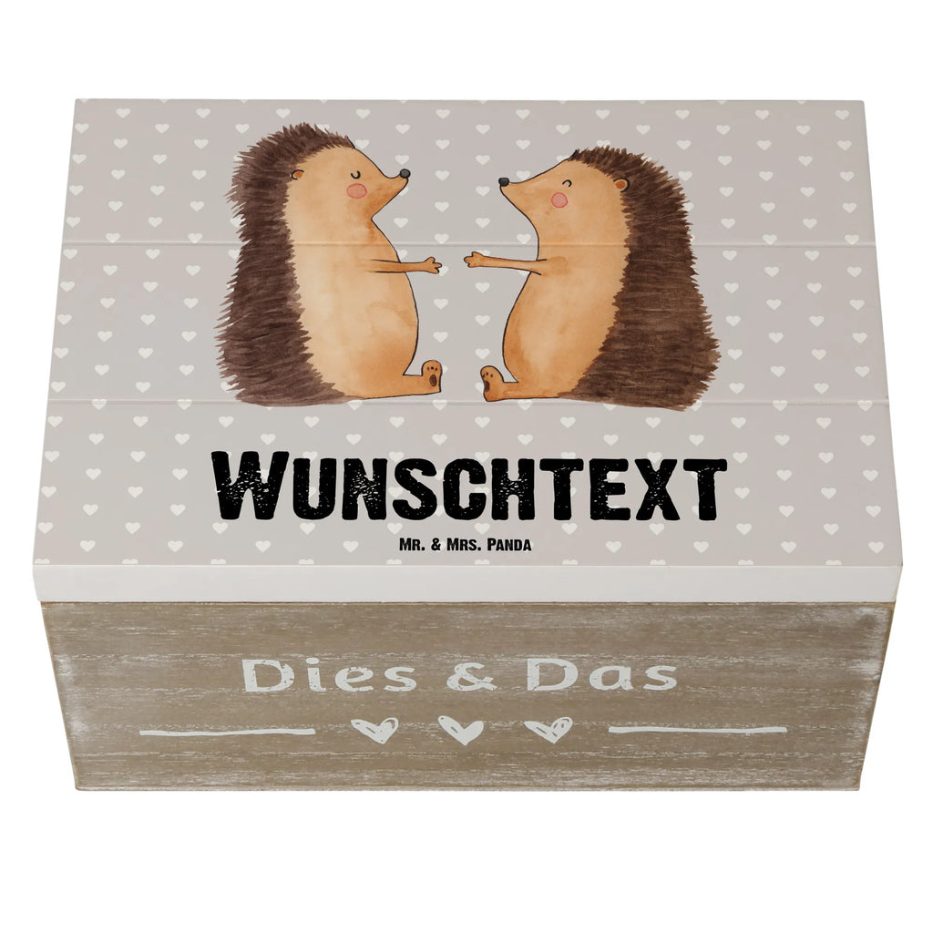 Personalisierte Holzkiste Igel Liebe Dekokiste mit Namen, Dekokiste Personalisiert, Geschenkbox personalisiert, Schatulle mit Namen, Erinnerungsbox mit Namen, Schatzkiste Personalisiert, Holzkiste Personalisiert, Truhe mit Namen, Erinnerungskiste Personalisiert, mit Namen, Erinnerungsbox Personalisiert, Schatulle Personalisiert, Aufbewahrungsbox mit Namen, Truhe Personalisiert, Erinnerungskiste, GEschenkdose personalisiert, Aufbewahrungsbox Personalisiert, Schatzkiste mit Namen, Holzkiste mit Namen, Kiste Personalisiert, Kiste mit Namen, Liebe, Partner, Freund, Freundin, Ehemann, Ehefrau, Heiraten, Verlobung, Heiratsantrag, Liebesgeschenk, Jahrestag, Hocheitstag, Liebesbeweis, Hochzeit, Verlobt, Verheiratet, Hochzeitstag, Igel, Geschenk, Verliebt