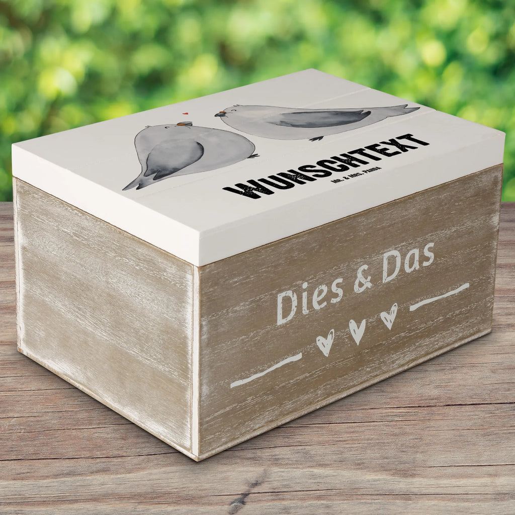 Personalizowane drewniane pudełko Gołębia miłość Dekokiste mit Namen, Erinnerungskiste Personalisiert, Geschenkbox personalisiert, Kiste mit Namen, Erinnerungskiste, Erinnerungsbox Personalisiert, Schatulle mit Namen, Erinnerungsbox mit Namen, Dekokiste Personalisiert, Holzkiste Personalisiert, Holzkiste mit Namen, Schatulle Personalisiert, Truhe mit Namen, Truhe Personalisiert, Kiste Personalisiert, Aufbewahrungsbox mit Namen, Aufbewahrungsbox Personalisiert, Schatzkiste Personalisiert, GEschenkdose personalisiert, Schatzkiste mit Namen, mit Namen, Partner, Ehemann, Heiratsantrag, Ehefrau, Liebe, Freund, Hocheitstag, Liebesgeschenk, Jahrestag, Freundin, Heiraten, Verlobung, Turteltäubchen, Verheiratet, Tauben, Liebesbeweis, Hochzeitstag, Verliebt, Turteltauben, Geschenk Freundin, Geschenk Freund, Verlobt, Geschenk Hochzeit