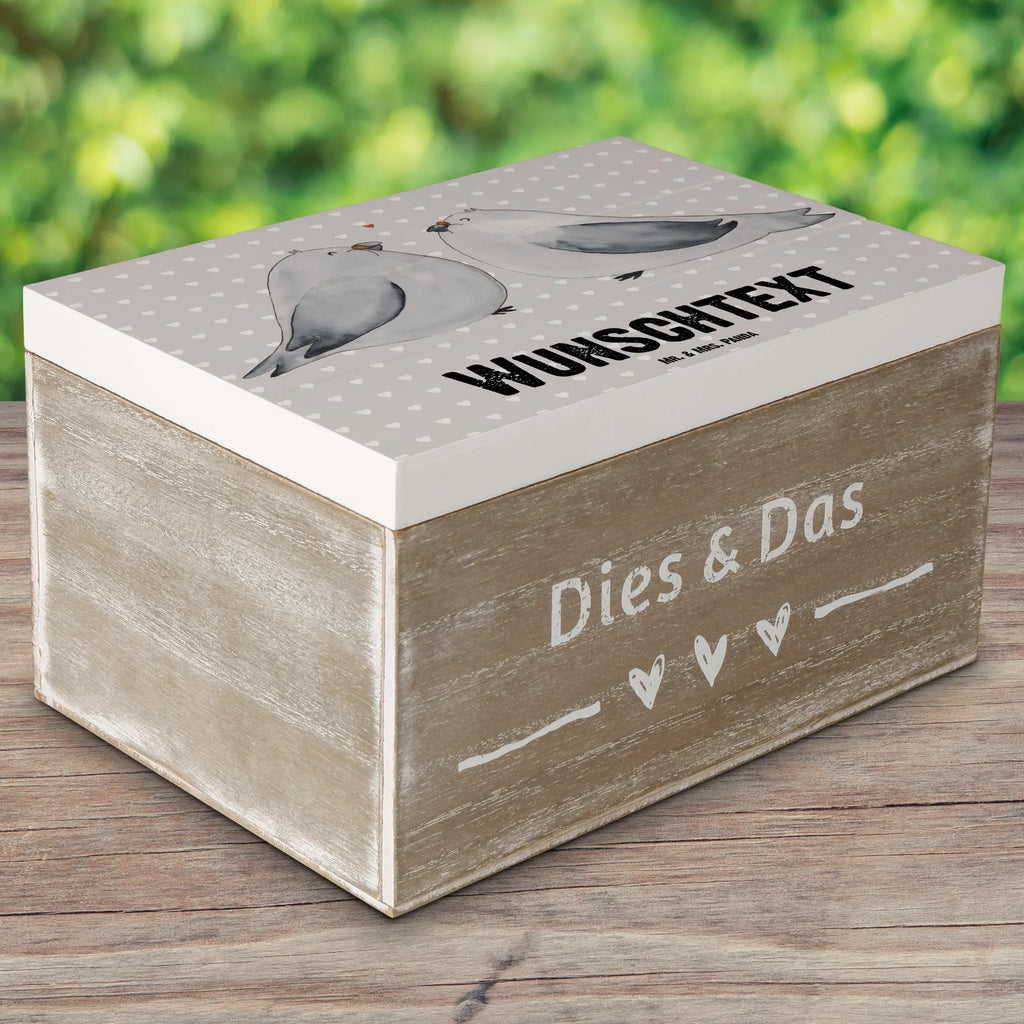 Personalizowane drewniane pudełko Gołębia miłość Dekokiste mit Namen, Erinnerungskiste Personalisiert, Geschenkbox personalisiert, Kiste mit Namen, Erinnerungskiste, Erinnerungsbox Personalisiert, Schatulle mit Namen, Erinnerungsbox mit Namen, Dekokiste Personalisiert, Holzkiste Personalisiert, Holzkiste mit Namen, Schatulle Personalisiert, Truhe mit Namen, Truhe Personalisiert, Kiste Personalisiert, Aufbewahrungsbox mit Namen, Aufbewahrungsbox Personalisiert, Schatzkiste Personalisiert, GEschenkdose personalisiert, Schatzkiste mit Namen, mit Namen, Partner, Ehemann, Heiratsantrag, Ehefrau, Liebe, Freund, Hocheitstag, Liebesgeschenk, Jahrestag, Freundin, Heiraten, Verlobung, Turteltäubchen, Verheiratet, Tauben, Liebesbeweis, Hochzeitstag, Verliebt, Turteltauben, Geschenk Freundin, Geschenk Freund, Verlobt, Geschenk Hochzeit