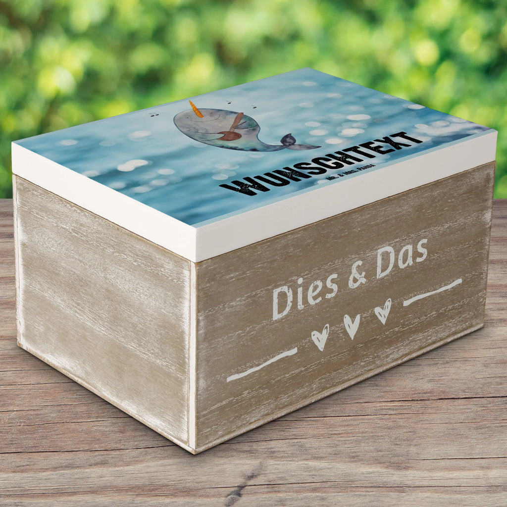 Personalisierte Holzkiste Narwal Gitarre Kiste Personalisiert, Schatzkiste mit Namen, Schatulle mit Namen, Erinnerungskiste, Schatulle Personalisiert, Holzkiste mit Namen, Erinnerungskiste Personalisiert, Dekokiste mit Namen, Dekokiste Personalisiert, Schatzkiste Personalisiert, Erinnerungsbox Personalisiert, GEschenkdose personalisiert, Truhe mit Namen, Truhe Personalisiert, Erinnerungsbox mit Namen, Geschenkbox personalisiert, Kiste mit Namen, mit Namen, Aufbewahrungsbox Personalisiert, Aufbewahrungsbox mit Namen, Holzkiste Personalisiert, Meerestiere, Meer, Urlaub, Gitarre, Gespräche, Wal, Narwal, Tanzen, Frust, Probleme, Problemlösung
