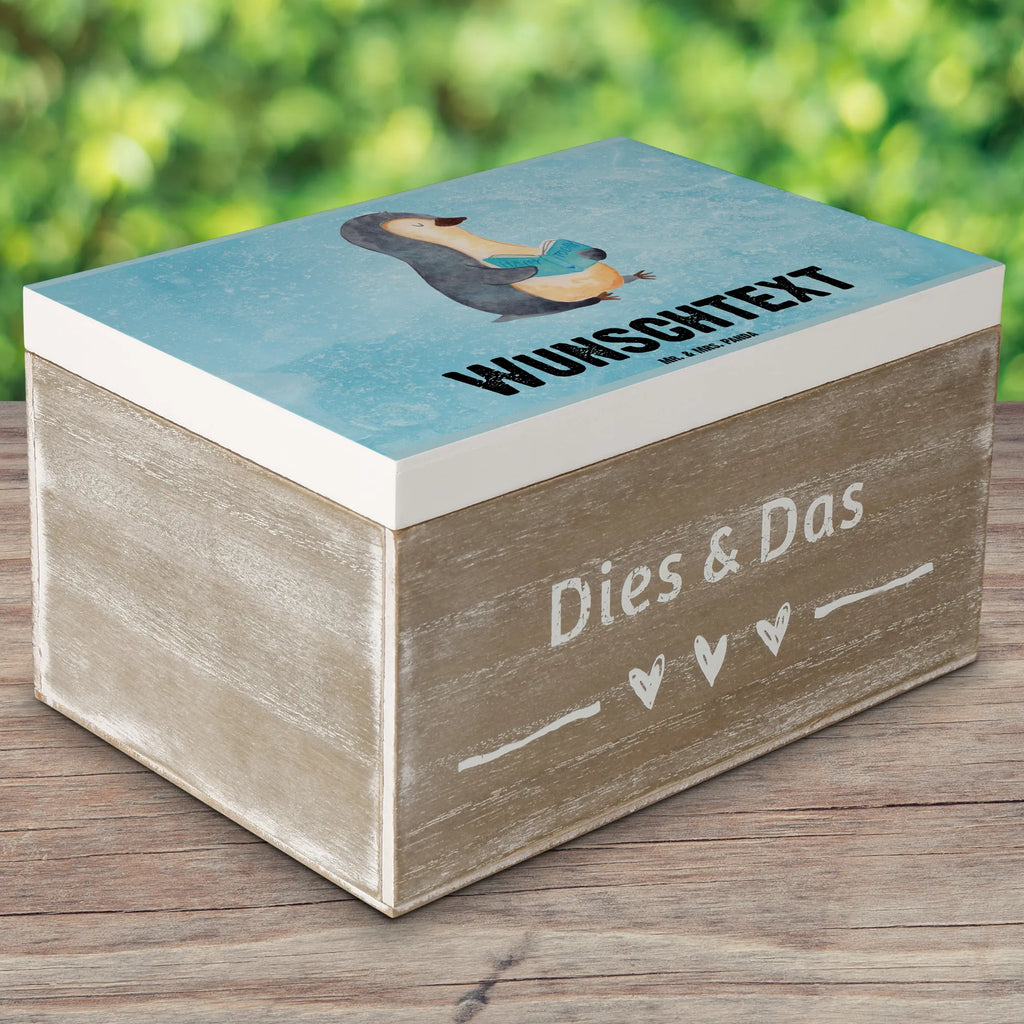 Personalised wooden chest Penguin A book Truhe mit Namen, Erinnerungsbox Personalisiert, Aufbewahrungsbox mit Namen, Kiste Personalisiert, Aufbewahrungsbox Personalisiert, Holzkiste Personalisiert, Schatzkiste Personalisiert, mit Namen, Schatzkiste mit Namen, Truhe Personalisiert, Erinnerungsbox mit Namen, Dekokiste Personalisiert, GEschenkdose Personalisiert, Holzkiste mit Namen, Dekokiste mit Namen, Erinnerungskiste Personalisiert, Kiste mit Namen, Schatulle Personalisiert, Schatulle mit Namen, Geschenkbox Personalisiert, Pinguin, Nichtstun, Faulenzen, Buch, Pinguine, Bücherwurm, Ferien, Urlaub, Freizeit, Lesen