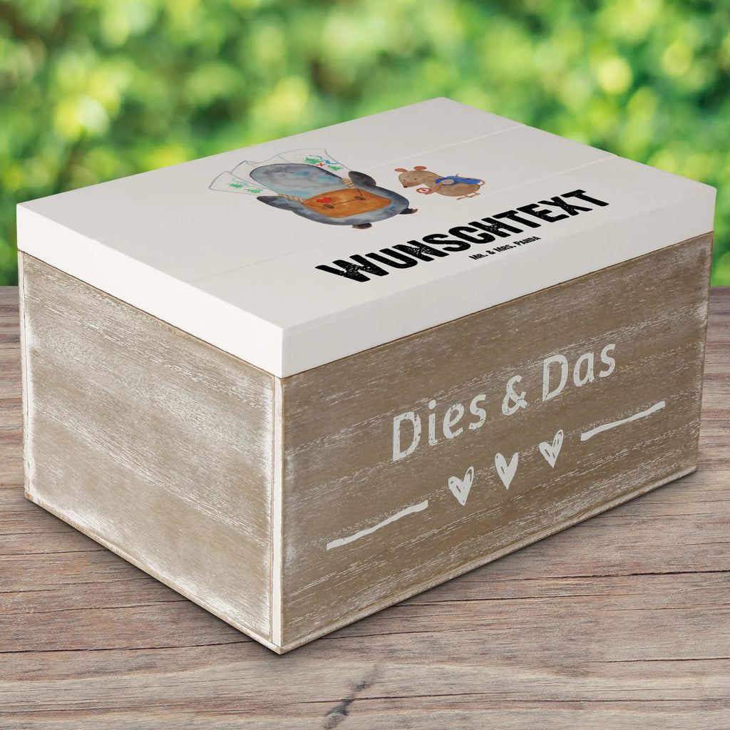 Personalised wooden chest Penguin & Mouse Hiker Geschenkbox Personalisiert, Aufbewahrungsbox mit Namen, Schatulle mit Namen, Schatzkiste mit Namen, Erinnerungsbox mit Namen, Holzkiste mit Namen, Dekokiste Personalisiert, Schatzkiste Personalisiert, Kiste Personalisiert, mit Namen, Truhe mit Namen, Holzkiste Personalisiert, Dekokiste mit Namen, Truhe Personalisiert, Erinnerungskiste Personalisiert, Schatulle Personalisiert, Aufbewahrungsbox Personalisiert, GEschenkdose Personalisiert, Kiste mit Namen, Erinnerungsbox Personalisiert, Pinguin, Roadtrip, Abenteuer, Wandern, Ausflug, Abenteurer, Pinguine, Wanderlust
