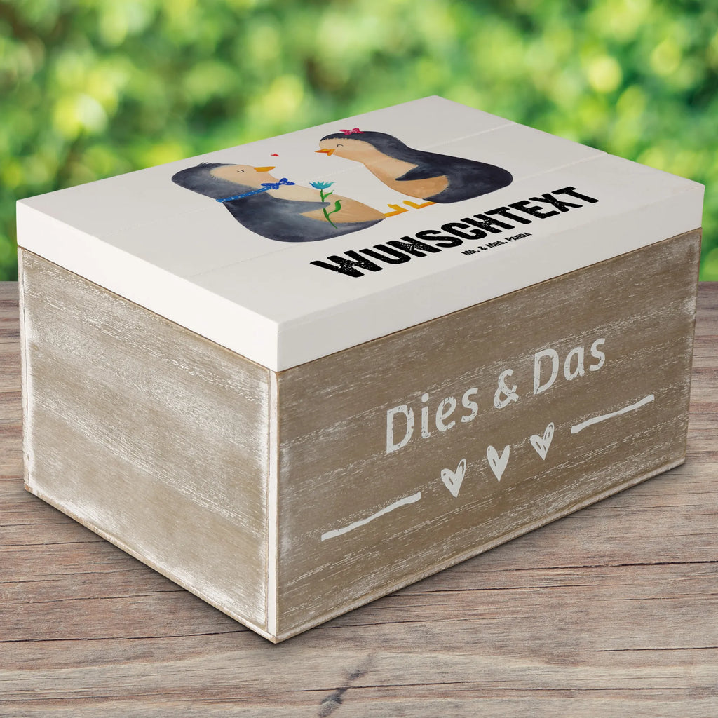 Personalisierte Holzkiste Pinguin Pärchen Schatzkiste Personalisiert, Aufbewahrungsbox Personalisiert, Holzkiste mit Namen, Schatzkiste mit Namen, GEschenkdose Personalisiert, mit Namen, Aufbewahrungsbox mit Namen, Kiste Personalisiert, Geschenkbox Personalisiert, Erinnerungsbox Personalisiert, Truhe Personalisiert, Schatulle mit Namen, Schatulle Personalisiert, Dekokiste Personalisiert, Truhe mit Namen, Kiste mit Namen, Erinnerungskiste Personalisiert, Erinnerungsbox mit Namen, Holzkiste Personalisiert, Dekokiste mit Namen, Pinguin, Liebespaar, Große Liebe, Traumpaar, Hochzeit, Verlobung, Liebesgeschenk, Jahrestag, Hochzeitstag, Hochzeitsgeschenk, Liebe, Pinguine, Liebesbeweis