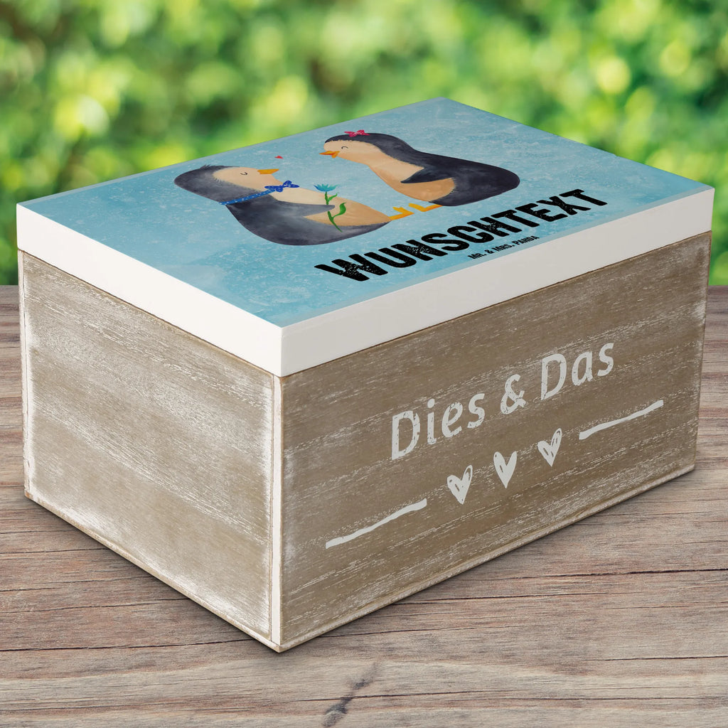 Personalisierte Holzkiste Pinguin Pärchen Schatzkiste Personalisiert, Aufbewahrungsbox Personalisiert, Holzkiste mit Namen, Schatzkiste mit Namen, GEschenkdose Personalisiert, mit Namen, Aufbewahrungsbox mit Namen, Kiste Personalisiert, Geschenkbox Personalisiert, Erinnerungsbox Personalisiert, Truhe Personalisiert, Schatulle mit Namen, Schatulle Personalisiert, Dekokiste Personalisiert, Truhe mit Namen, Kiste mit Namen, Erinnerungskiste Personalisiert, Erinnerungsbox mit Namen, Holzkiste Personalisiert, Dekokiste mit Namen, Pinguin, Liebespaar, Große Liebe, Traumpaar, Hochzeit, Verlobung, Liebesgeschenk, Jahrestag, Hochzeitstag, Hochzeitsgeschenk, Liebe, Pinguine, Liebesbeweis