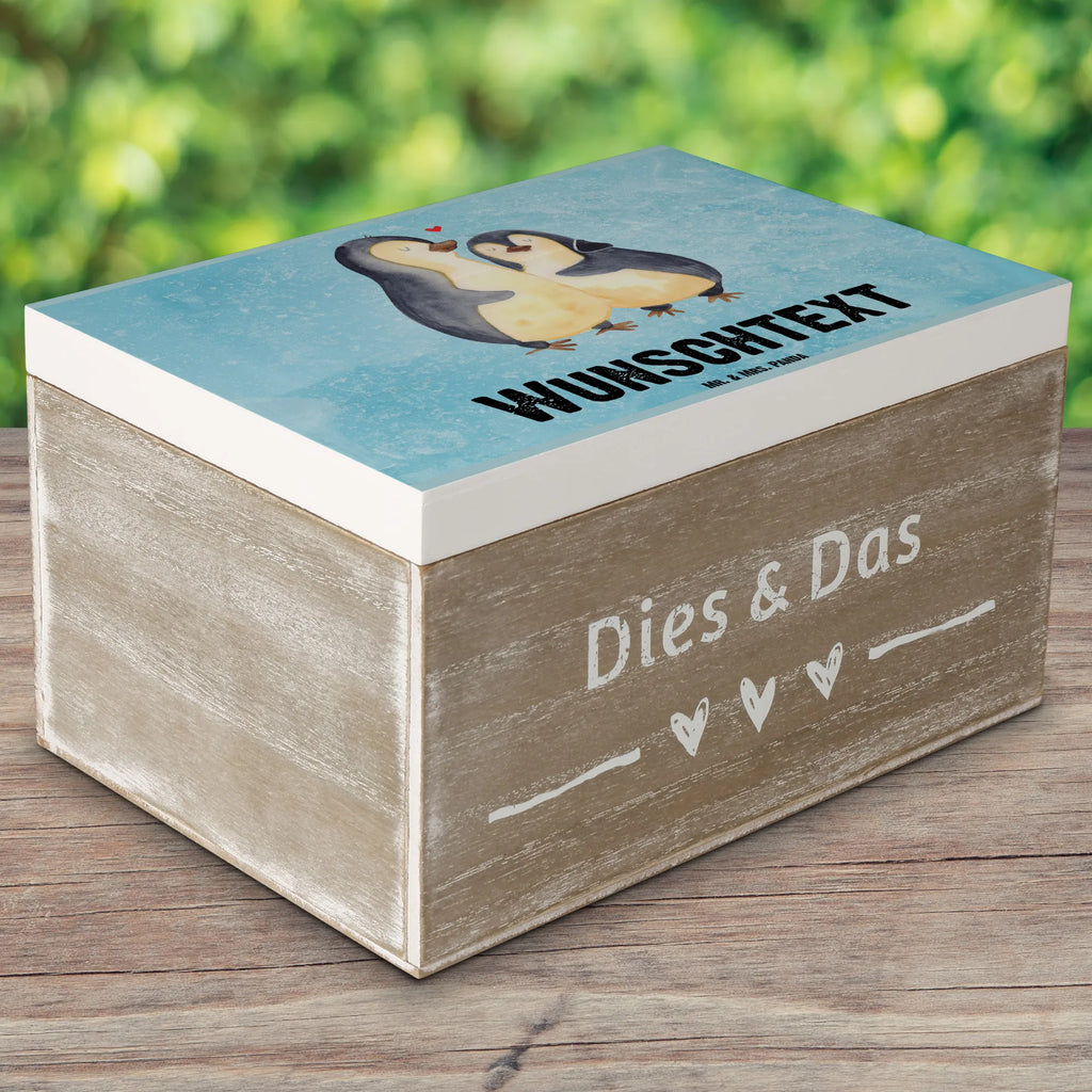 Personalisierte Holzkiste Pinguin umarmend Holzkiste mit Namen, Truhe Personalisiert, mit Namen, Schatulle mit Namen, Dekokiste Personalisiert, Aufbewahrungsbox Personalisiert, Schatzkiste Personalisiert, Erinnerungsbox Personalisiert, Aufbewahrungsbox mit Namen, Geschenkbox personalisiert, Holzkiste Personalisiert, Erinnerungsbox mit Namen, Erinnerungskiste, Dekokiste mit Namen, Erinnerungskiste Personalisiert, GEschenkdose personalisiert, Schatzkiste mit Namen, Schatulle Personalisiert, Kiste Personalisiert, Truhe mit Namen, Kiste mit Namen, Pinguin, Liebespaar, Liebesbeweis, Hochzeit, Hochzeitstag, Jahrestag, Hochzeitsgeschenk, Verlobung, Liebesgeschenk, Liebe