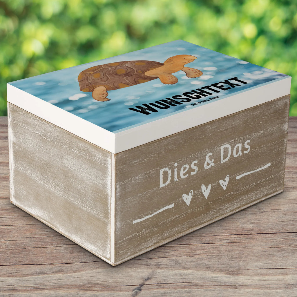 Personalizowane drewniane pudełko Żółw maszerować Truhe mit Namen, Schatulle mit Namen, Dekokiste mit Namen, Holzkiste Personalisiert, Dekokiste Personalisiert, Kiste Personalisiert, Aufbewahrungsbox Personalisiert, Schatzkiste mit Namen, Erinnerungsbox mit Namen, Kiste mit Namen, Holzkiste mit Namen, Geschenkbox Personalisiert, Aufbewahrungsbox mit Namen, Schatzkiste Personalisiert, GEschenkdose Personalisiert, Erinnerungsbox Personalisiert, mit Namen, Schatulle Personalisiert, Erinnerungskiste Personalisiert, Truhe Personalisiert, Urlaub, Meerestiere, Meer, Schildkröten, Get Lost, Motivation, Abenteuer, Schildkröte, Lieblingsmensch, Neustart, Reiselust, Inspiration