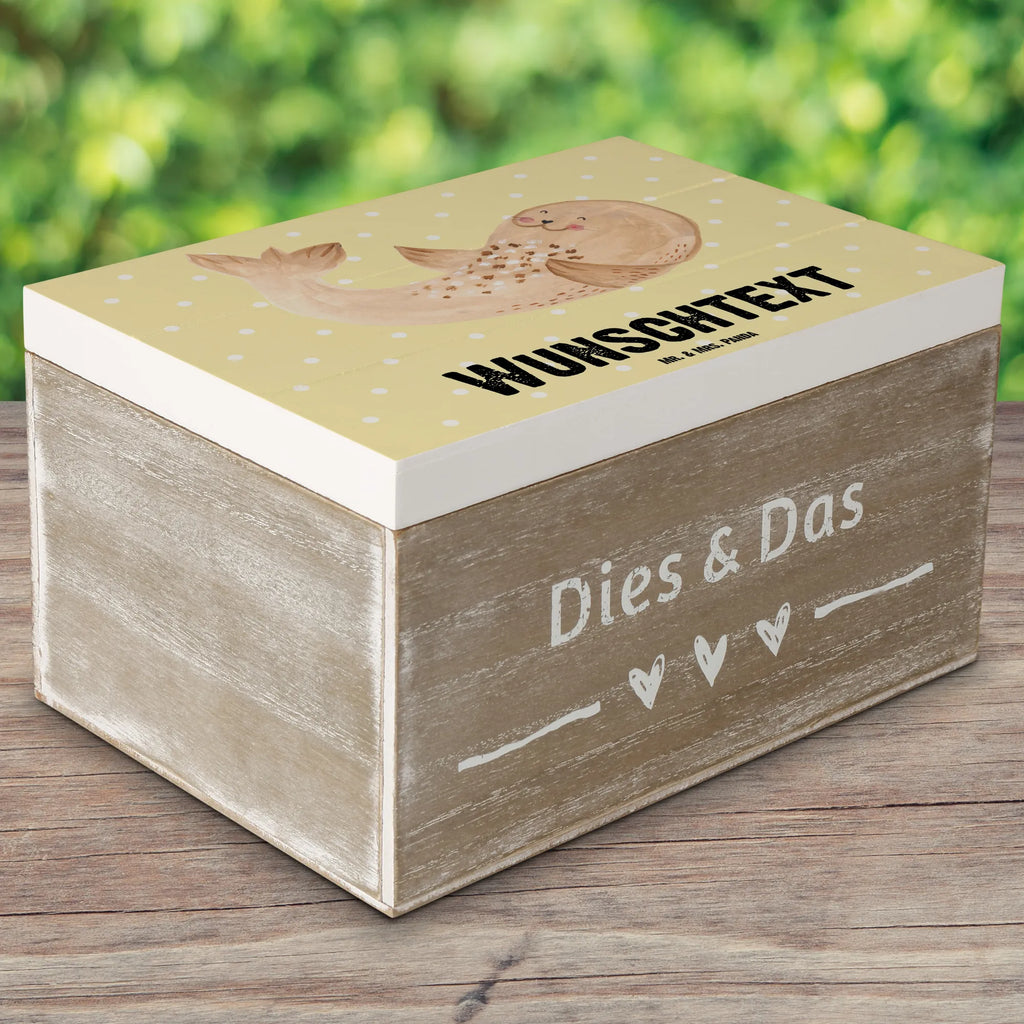 Personalizowane drewniane pudełko foka Leżeć Schatulle mit Namen, Schatzkiste mit Namen, mit Namen, Holzkiste mit Namen, Kiste Personalisiert, Aufbewahrungsbox Personalisiert, Geschenkbox Personalisiert, Dekokiste Personalisiert, Kiste mit Namen, Erinnerungsbox mit Namen, Erinnerungskiste Personalisiert, Schatzkiste Personalisiert, Erinnerungsbox Personalisiert, Holzkiste Personalisiert, Aufbewahrungsbox mit Namen, Truhe Personalisiert, GEschenkdose Personalisiert, Truhe mit Namen, Dekokiste mit Namen, Schatulle Personalisiert, Lustige Sprüche, Tiere, Tiermotive, Gute Laune, Nordsee, Seehund, Robbe, Meerestier, Strand, Lachen, Freude, Ostsee, Robben