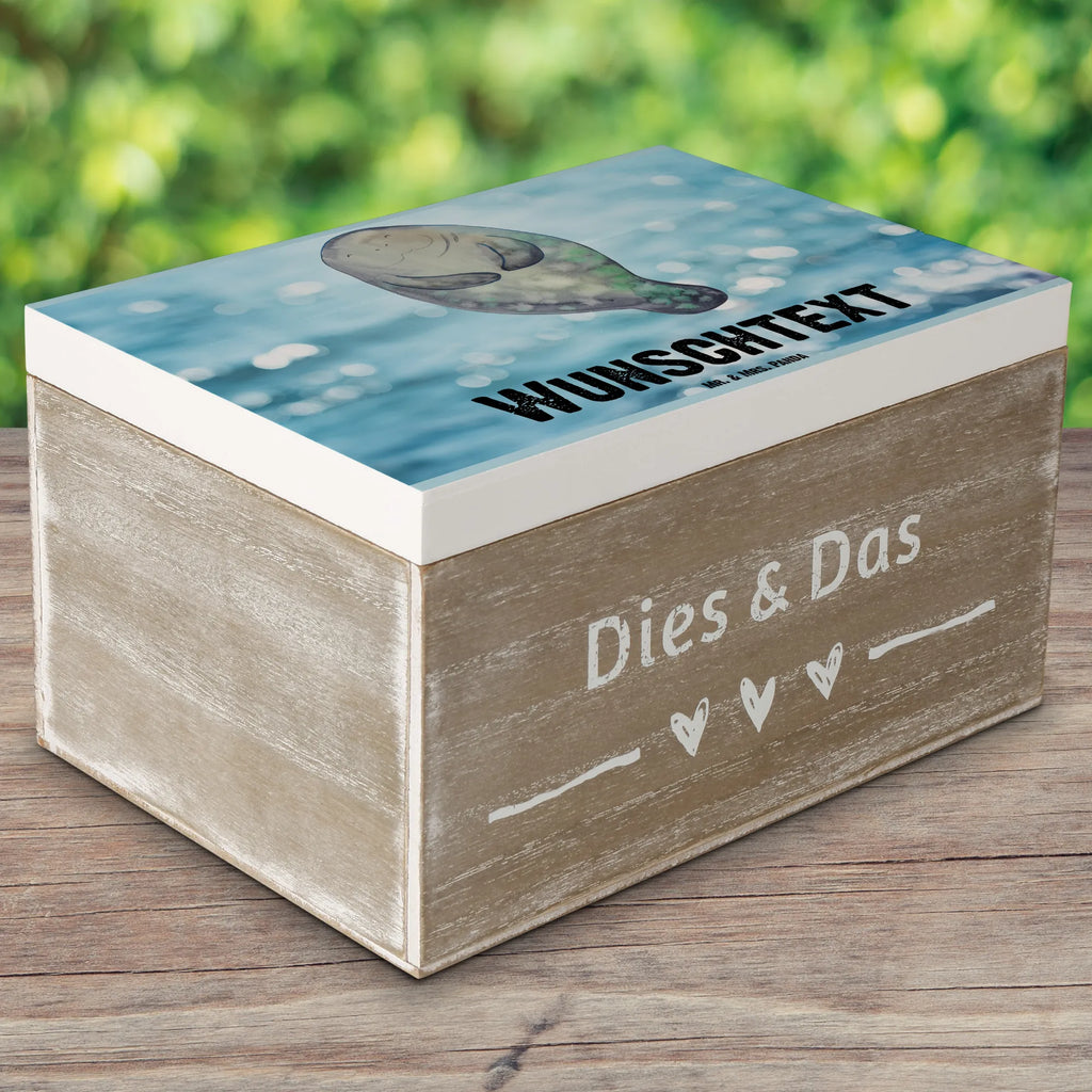 Personalisierte Holzkiste Seekuh happy Truhe mit Namen, Schatulle mit Namen, Erinnerungsbox mit Namen, Aufbewahrungsbox mit Namen, Kiste Personalisiert, Dekokiste mit Namen, Holzkiste Personalisiert, Erinnerungskiste Personalisiert, Kiste mit Namen, Truhe Personalisiert, Aufbewahrungsbox Personalisiert, GEschenkdose Personalisiert, Schatzkiste mit Namen, Schatulle Personalisiert, Geschenkbox Personalisiert, Holzkiste mit Namen, Erinnerungsbox Personalisiert, Schatzkiste Personalisiert, Dekokiste Personalisiert, mit Namen, Urlaub, Meerestiere, Meer, Seekuh, Seekühe, Zufrieden, Achtsamkeit, Neustart, Respekt, Freundin, Selbstliebe, Neuanfang, Liebeskummer