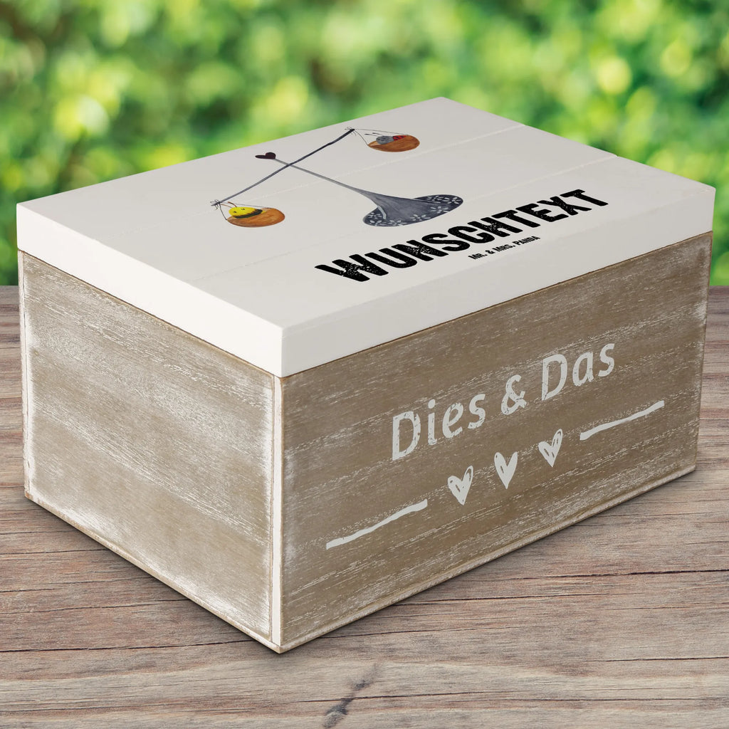 Personalizowane drewniane pudełko Znak zodiaku waga mit Namen, Aufbewahrungsbox Personalisiert, Erinnerungsbox mit Namen, GEschenkdose personalisiert, Truhe Personalisiert, Erinnerungsbox Personalisiert, Truhe mit Namen, Erinnerungskiste Personalisiert, Kiste mit Namen, Schatulle mit Namen, Holzkiste mit Namen, Dekokiste Personalisiert, Kiste Personalisiert, Holzkiste Personalisiert, Aufbewahrungsbox mit Namen, Dekokiste mit Namen, Schatulle Personalisiert, Erinnerungskiste, Geschenkbox personalisiert, Schatzkiste mit Namen, Schatzkiste Personalisiert, Tierkreiszeichen, Sternzeichen, Horoskop, Astrologie, Aszendent, Waage, Marienkäfer, Geschenk September, Gleichgewicht, Geburtstag Oktober, Geschenk Oktober, Biene, Waage Sternzeichen, Hummel, Waage Geschenk, Geburtstag September