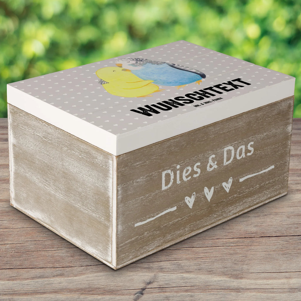 Personalisierte Holzkiste Wellensittich Liebe Truhe Personalisiert, Geschenkbox personalisiert, Schatzkiste mit Namen, Kiste mit Namen, Schatulle Personalisiert, GEschenkdose personalisiert, mit Namen, Erinnerungskiste, Truhe mit Namen, Dekokiste mit Namen, Aufbewahrungsbox Personalisiert, Kiste Personalisiert, Erinnerungsbox mit Namen, Holzkiste Personalisiert, Erinnerungsbox Personalisiert, Holzkiste mit Namen, Schatulle mit Namen, Erinnerungskiste Personalisiert, Aufbewahrungsbox mit Namen, Schatzkiste Personalisiert, Dekokiste Personalisiert, Liebe, Partner, Freund, Freundin, Ehemann, Ehefrau, Heiraten, Verlobung, Heiratsantrag, Liebesgeschenk, Jahrestag, Hocheitstag, Vögel, Kuscheln, Wellensittich, Nähe, Vertrauen
