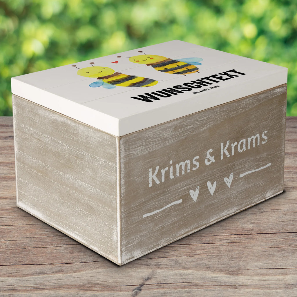 Personalisierte Holzkiste Biene Verliebt Schatulle Personalisiert, Holzkiste Personalisiert, Schatulle mit Namen, Kiste Personalisiert, Aufbewahrungsbox mit Namen, Truhe mit Namen, Erinnerungsbox mit Namen, GEschenkdose personalisiert, Schatzkiste Personalisiert, Kiste mit Namen, Erinnerungskiste Personalisiert, Dekokiste Personalisiert, Aufbewahrungsbox Personalisiert, Holzkiste mit Namen, Geschenkbox personalisiert, Erinnerungsbox Personalisiert, Erinnerungskiste, Truhe Personalisiert, Schatzkiste mit Namen, Dekokiste mit Namen, mit Namen, Biene, Wespe, Hummel