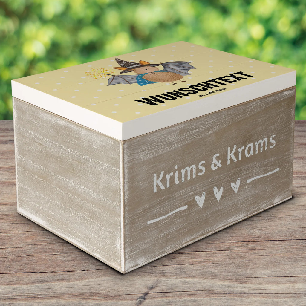 Personalisierte Holzkiste Fledermaus Zauberer Dekokiste mit Namen, Kiste mit Namen, Truhe mit Namen, Schatzkiste mit Namen, Holzkiste Personalisiert, Geschenkbox Personalisiert, Erinnerungsbox Personalisiert, Holzkiste mit Namen, Schatulle mit Namen, Schatzkiste Personalisiert, Dekokiste Personalisiert, Aufbewahrungsbox Personalisiert, Kiste Personalisiert, Erinnerungsbox mit Namen, Schatulle Personalisiert, GEschenkdose Personalisiert, mit Namen, Erinnerungskiste Personalisiert, Aufbewahrungsbox mit Namen, Truhe Personalisiert, Lustige Sprüche, Tiere, Tiermotive, Gute Laune, Reinsteigern, Fledermäuse, Fledermaus, Magier, Frauen, Zauberer