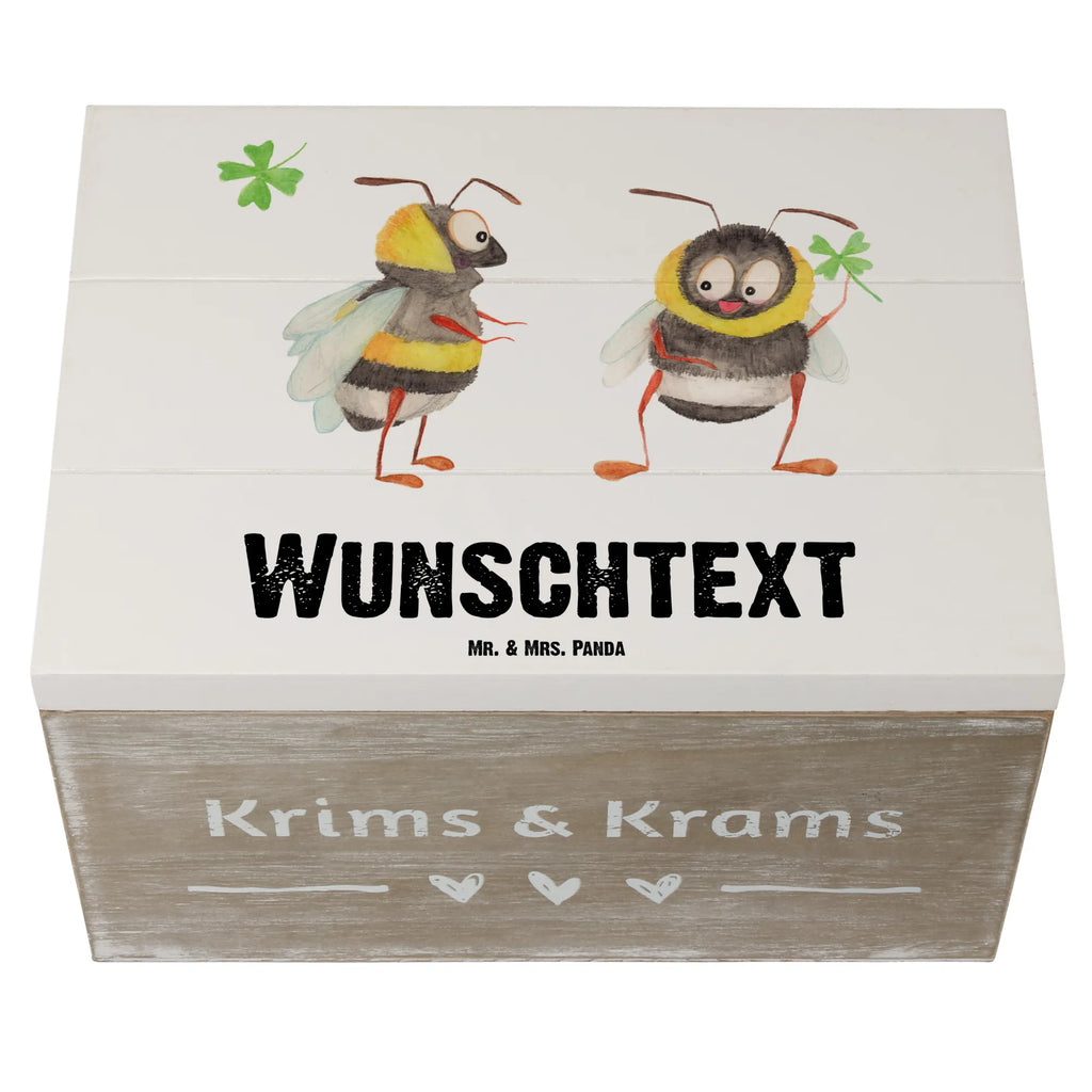Personalisierte Holzkiste Hummeln Kleeblatt Erinnerungsbox mit Namen, Dekokiste mit Namen, Dekokiste Personalisiert, Truhe mit Namen, Holzkiste mit Namen, Kiste Personalisiert, Truhe Personalisiert, Schatzkiste Personalisiert, Schatzkiste mit Namen, Aufbewahrungsbox Personalisiert, Schatulle Personalisiert, Geschenkbox Personalisiert, Schatulle mit Namen, Kiste mit Namen, Erinnerungsbox Personalisiert, GEschenkdose Personalisiert, Holzkiste Personalisiert, mit Namen, Erinnerungskiste Personalisiert, Aufbewahrungsbox mit Namen, Lustige Sprüche, Tiere, Tiermotive, Gute Laune, glücklich sein, Hummel, Spruch Fröhlich, Biene, Biene Deko, Spruch schön, glücklich Werden, Spruch Positiv