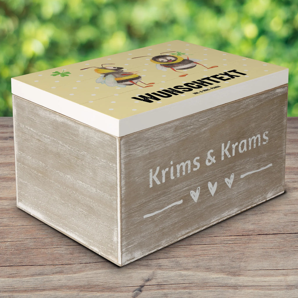 Personalisierte Holzkiste Hummeln Kleeblatt Erinnerungsbox mit Namen, Dekokiste mit Namen, Dekokiste Personalisiert, Truhe mit Namen, Holzkiste mit Namen, Kiste Personalisiert, Truhe Personalisiert, Schatzkiste Personalisiert, Schatzkiste mit Namen, Aufbewahrungsbox Personalisiert, Schatulle Personalisiert, Geschenkbox Personalisiert, Schatulle mit Namen, Kiste mit Namen, Erinnerungsbox Personalisiert, GEschenkdose Personalisiert, Holzkiste Personalisiert, mit Namen, Erinnerungskiste Personalisiert, Aufbewahrungsbox mit Namen, Lustige Sprüche, Tiere, Tiermotive, Gute Laune, glücklich sein, Hummel, Spruch Fröhlich, Biene, Biene Deko, Spruch schön, glücklich Werden, Spruch Positiv