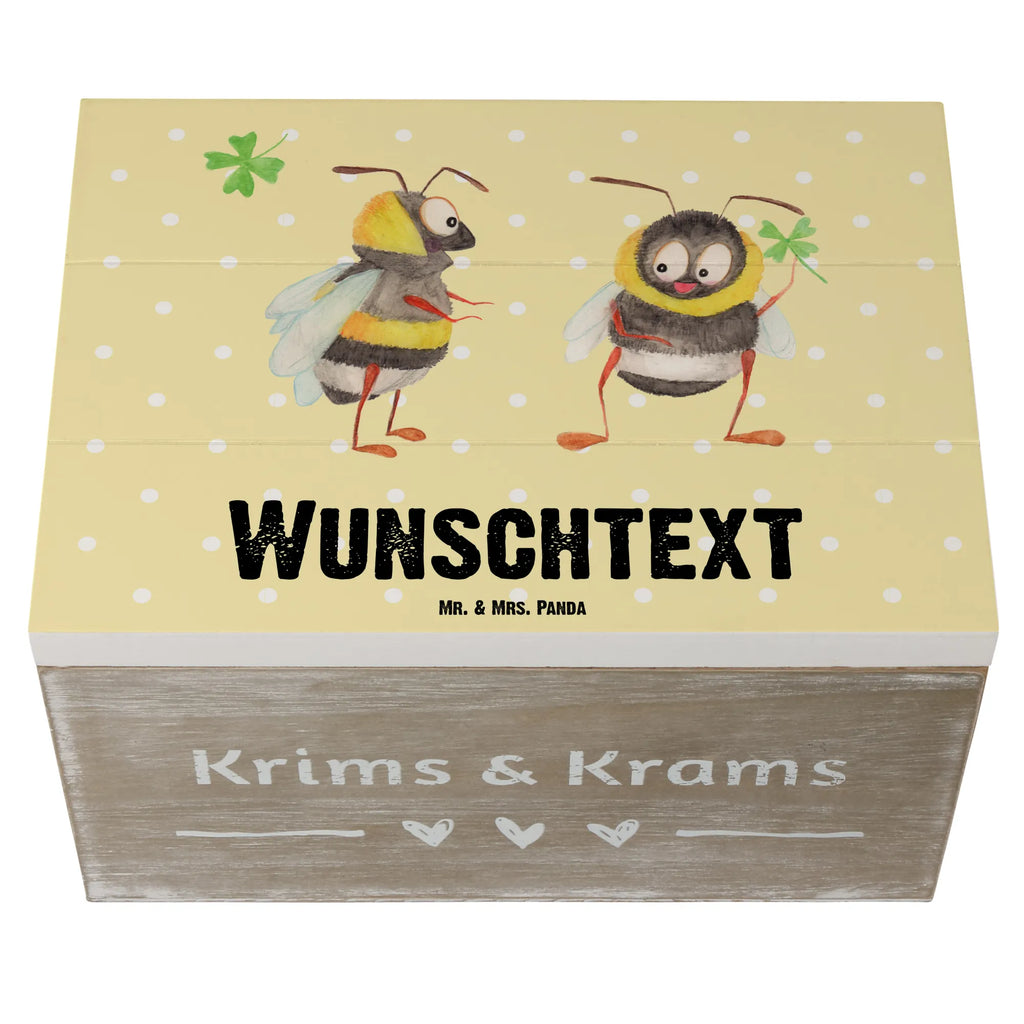 Personalisierte Holzkiste Hummeln Kleeblatt Erinnerungsbox mit Namen, Dekokiste mit Namen, Dekokiste Personalisiert, Truhe mit Namen, Holzkiste mit Namen, Kiste Personalisiert, Truhe Personalisiert, Schatzkiste Personalisiert, Schatzkiste mit Namen, Aufbewahrungsbox Personalisiert, Schatulle Personalisiert, Geschenkbox Personalisiert, Schatulle mit Namen, Kiste mit Namen, Erinnerungsbox Personalisiert, GEschenkdose Personalisiert, Holzkiste Personalisiert, mit Namen, Erinnerungskiste Personalisiert, Aufbewahrungsbox mit Namen, Lustige Sprüche, Tiere, Tiermotive, Gute Laune, glücklich sein, Hummel, Spruch Fröhlich, Biene, Biene Deko, Spruch schön, glücklich Werden, Spruch Positiv