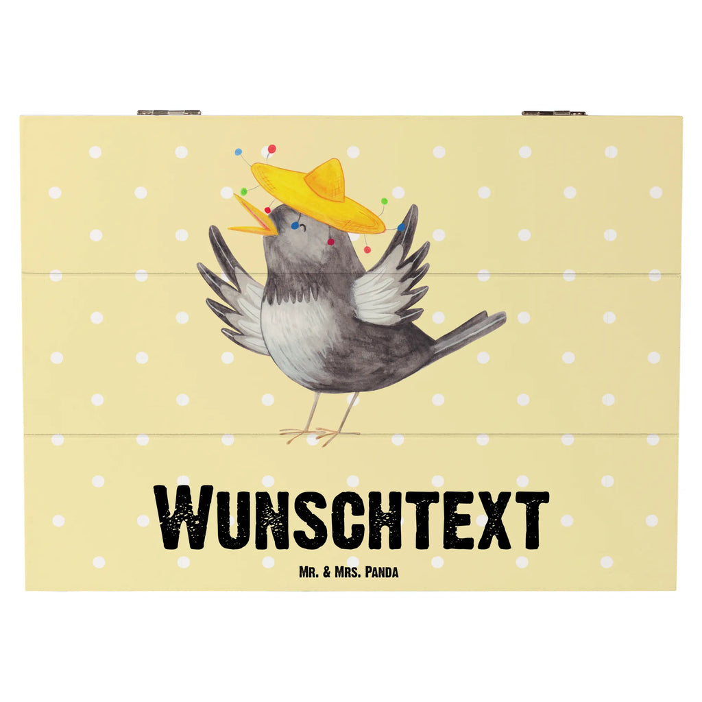 Personalizowane drewniane pudełko kruk Sombrero GEschenkdose Personalisiert, Schatzkiste mit Namen, Dekokiste mit Namen, Schatulle Personalisiert, Geschenkbox Personalisiert, Holzkiste Personalisiert, Truhe mit Namen, Kiste Personalisiert, Truhe Personalisiert, Holzkiste mit Namen, Schatulle mit Namen, Aufbewahrungsbox Personalisiert, Erinnerungsbox mit Namen, Schatzkiste Personalisiert, Erinnerungskiste Personalisiert, mit Namen, Dekokiste Personalisiert, Kiste mit Namen, Erinnerungsbox Personalisiert, Aufbewahrungsbox mit Namen, Lustige Sprüche, Tiere, Tiermotive, Gute Laune, Vogel, Rabe, Glück Spruch, glücklich sein, Froh, Elster, Vögel, Fröhlich sein, Motivation, Spruch Positiv