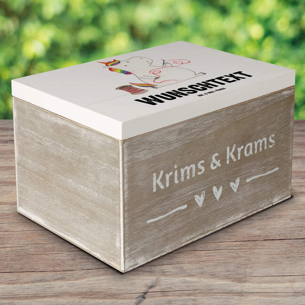 Personalizowane drewniane pudełko Jednorożec krawcowa Dekokiste Personalisiert, Dekokiste mit Namen, Kiste mit Namen, Erinnerungsbox mit Namen, Schatzkiste Personalisiert, GEschenkdose Personalisiert, Aufbewahrungsbox Personalisiert, Truhe Personalisiert, Truhe mit Namen, Schatulle mit Namen, Holzkiste mit Namen, Schatulle Personalisiert, mit Namen, Erinnerungskiste Personalisiert, Erinnerungsbox Personalisiert, Aufbewahrungsbox mit Namen, Holzkiste Personalisiert, Geschenkbox Personalisiert, Kiste Personalisiert, Schatzkiste mit Namen, Unicorn, Einhorn, Einhörner, Einhorn Deko, Häkeln, Freundin, Mädchen, Stricken, Basteln, Nähzimmer, Näherin, Nähen