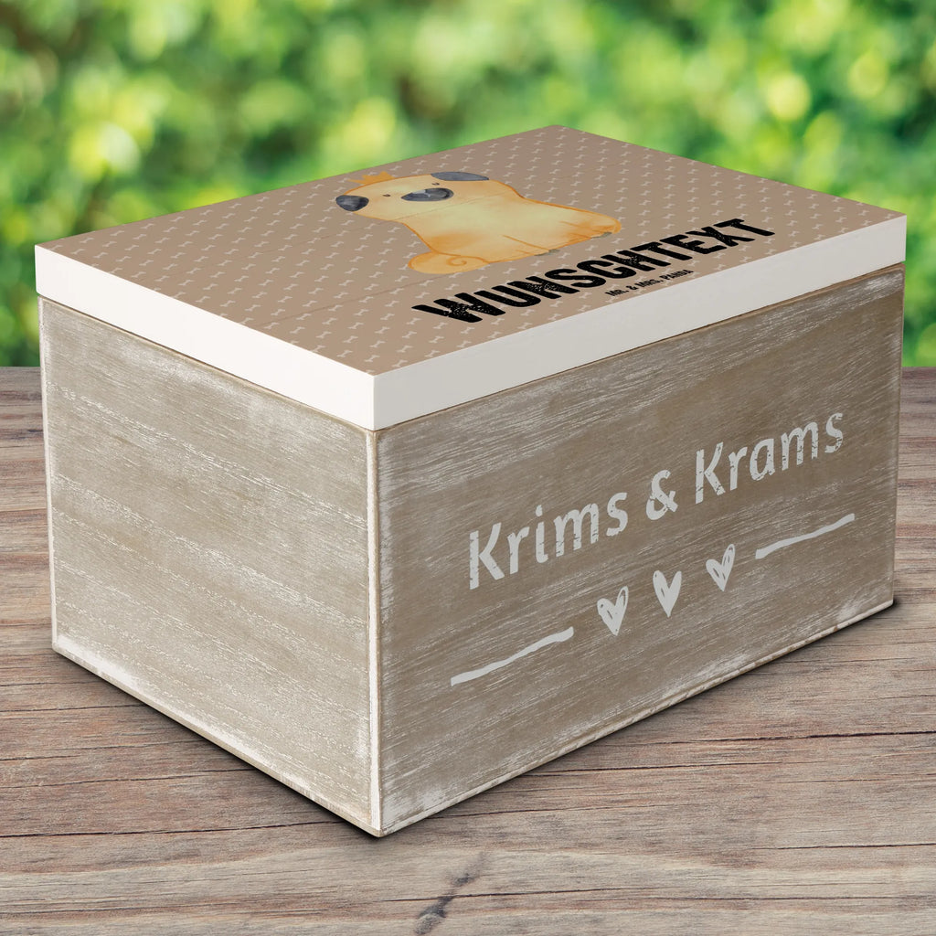 Personalisierte Holzkiste Mops Krone GEschenkdose Personalisiert, Erinnerungsbox mit Namen, Kiste mit Namen, Dekokiste mit Namen, Truhe mit Namen, Schatulle Personalisiert, Kiste Personalisiert, Holzkiste Personalisiert, Schatzkiste mit Namen, Erinnerungskiste Personalisiert, Erinnerungsbox Personalisiert, Schatzkiste Personalisiert, Aufbewahrungsbox mit Namen, Truhe Personalisiert, Schatulle mit Namen, Holzkiste mit Namen, Aufbewahrungsbox Personalisiert, Geschenkbox Personalisiert, mit Namen, Dekokiste Personalisiert, Sprüche, Hund, Hunderasse, Hundebesitzer, Hundemotiv, Haustier, Tierliebhaber, Hundebesitzer. Spruch, Allergisch, Hausregel, Lustig, Kinderlos, Mops