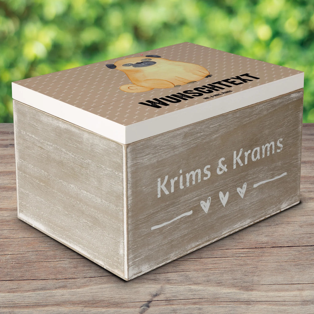 Personalisierte Holzkiste Mops Geschenkbox Personalisiert, Erinnerungsbox Personalisiert, Dekokiste Personalisiert, Dekokiste mit Namen, Schatzkiste mit Namen, GEschenkdose Personalisiert, Erinnerungsbox mit Namen, Aufbewahrungsbox mit Namen, Erinnerungskiste Personalisiert, Truhe Personalisiert, Schatulle mit Namen, Schatzkiste Personalisiert, Holzkiste Personalisiert, mit Namen, Truhe mit Namen, Kiste Personalisiert, Kiste mit Namen, Aufbewahrungsbox Personalisiert, Schatulle Personalisiert, Holzkiste mit Namen, Sprüche, Hund, Hunderasse, Hundebesitzer, Hundemotiv, Haustier, Tierliebhaber, Mops, Hundeliebe, Liebe