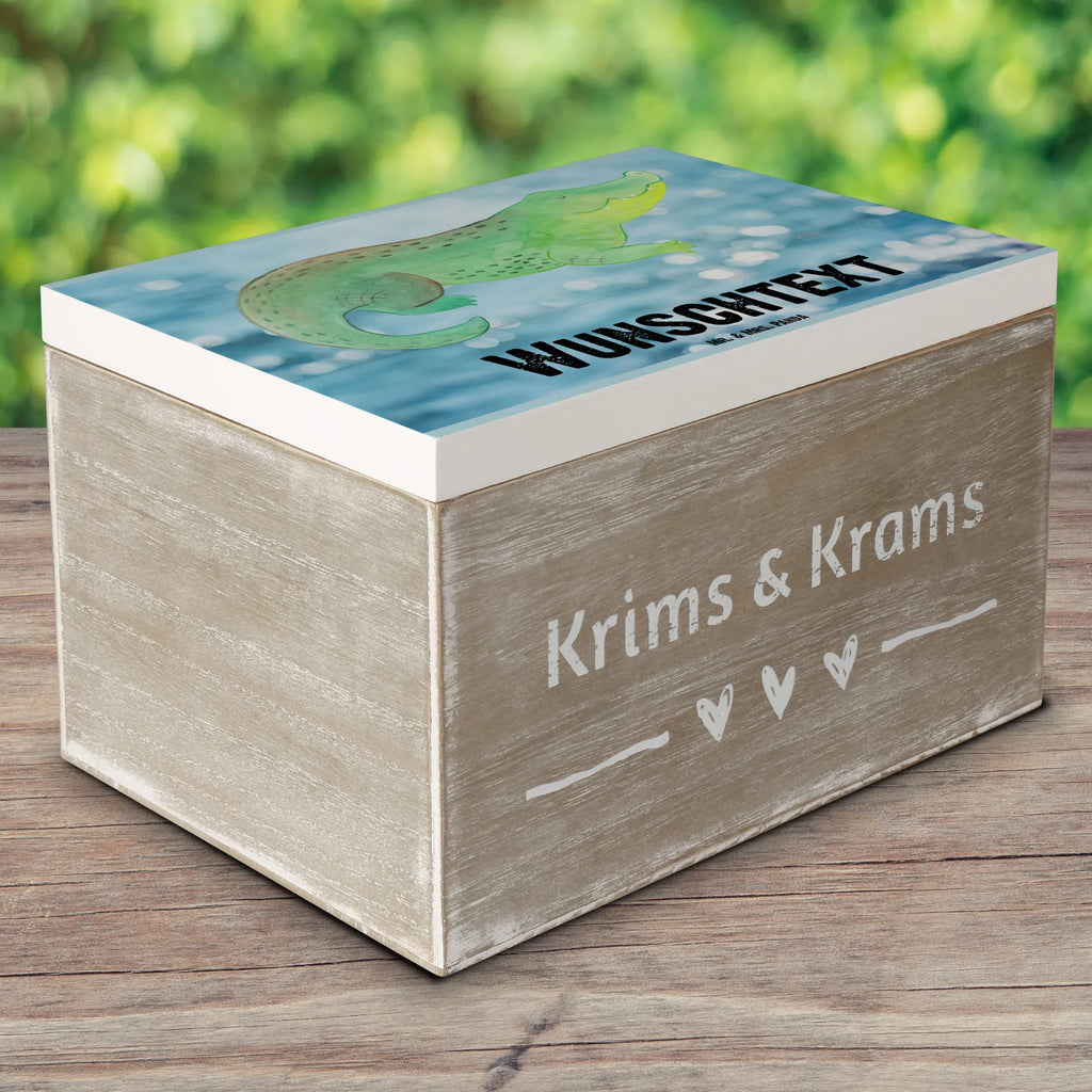 Personalisierte Holzkiste Krokodil Aufbewahrungsbox Personalisiert, Erinnerungskiste Personalisiert, Truhe Personalisiert, Erinnerungsbox mit Namen, Aufbewahrungsbox mit Namen, Dekokiste Personalisiert, Kiste mit Namen, Holzkiste mit Namen, GEschenkdose Personalisiert, mit Namen, Schatzkiste mit Namen, Kiste Personalisiert, Holzkiste Personalisiert, Erinnerungsbox Personalisiert, Truhe mit Namen, Dekokiste mit Namen, Schatulle mit Namen, Geschenkbox Personalisiert, Schatulle Personalisiert, Schatzkiste Personalisiert, Urlaub, Meerestiere, Meer, Reiselust, Krokodil, Freundin, Lieblingsmensch, Verrückt sein, Abenteuerlust, Beste Freundin, Krokodile, Spontan sein
