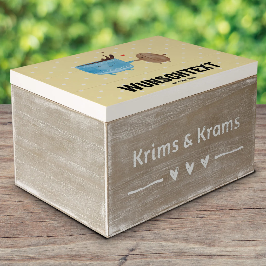 Personalisierte Holzkiste Kaffee Bohne Truhe mit Namen, Truhe Personalisiert, GEschenkdose Personalisiert, Schatulle Personalisiert, Aufbewahrungsbox mit Namen, Geschenkbox Personalisiert, mit Namen, Erinnerungsbox mit Namen, Dekokiste Personalisiert, Erinnerungskiste Personalisiert, Kiste Personalisiert, Schatzkiste mit Namen, Schatulle mit Namen, Holzkiste Personalisiert, Schatzkiste Personalisiert, Kiste mit Namen, Erinnerungsbox Personalisiert, Aufbewahrungsbox Personalisiert, Holzkiste mit Namen, Dekokiste mit Namen, Lustige Sprüche, Tiere, Tiermotive, Gute Laune, Kaffee, Kaffeebohne, Genuss, Zufriedenheit, Glück