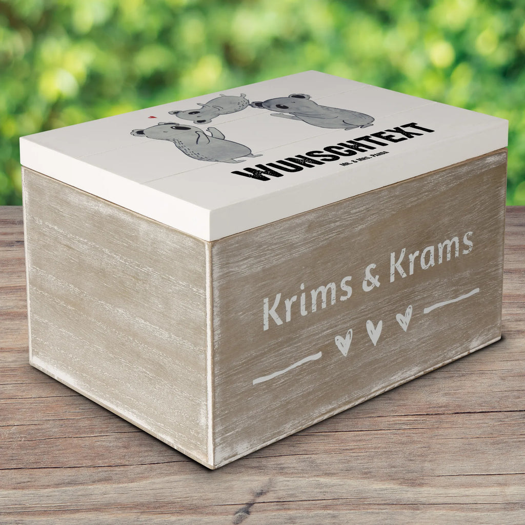 Personalizowane drewniane pudełko Koale Świętować Schatulle mit Namen, Schatzkiste Personalisiert, Dekokiste Personalisiert, GEschenkdose Personalisiert, Schatulle Personalisiert, Holzkiste mit Namen, Truhe Personalisiert, Geschenkbox Personalisiert, Truhe mit Namen, Erinnerungsbox mit Namen, Dekokiste mit Namen, Aufbewahrungsbox mit Namen, Kiste Personalisiert, mit Namen, Kiste mit Namen, Erinnerungsbox Personalisiert, Holzkiste Personalisiert, Aufbewahrungsbox Personalisiert, Erinnerungskiste Personalisiert, Schatzkiste mit Namen, Geschenk, Geburtstag, Geburtstagsgeschenk, Kind, Eltern, Herz, Liebe, Koala, Familie