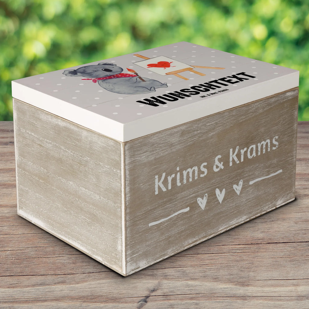 Personalizowane drewniane pudełko koala artysta Truhe mit Namen, Holzkiste Personalisiert, Dekokiste mit Namen, Erinnerungskiste Personalisiert, Erinnerungsbox Personalisiert, Erinnerungsbox mit Namen, Kiste Personalisiert, Aufbewahrungsbox mit Namen, Geschenkbox Personalisiert, Truhe Personalisiert, Kiste mit Namen, Schatzkiste Personalisiert, Schatulle mit Namen, Dekokiste Personalisiert, Holzkiste mit Namen, mit Namen, Aufbewahrungsbox Personalisiert, GEschenkdose Personalisiert, Schatzkiste mit Namen, Schatulle Personalisiert, Koala, Koalabär, Liebe, Liebesgeschenk, Zeichnen, Gefühle, Liebensbeweis, Künstler