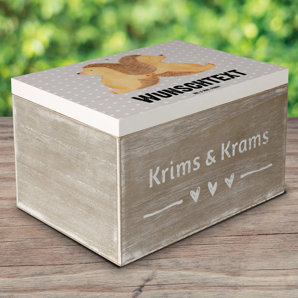 Personalizowane drewniane pudełko Jeże trzymające się za łapki Erinnerungskiste Personalisiert, Geschenkbox Personalisiert, Schatulle Personalisiert, Holzkiste Personalisiert, Kiste Personalisiert, Schatulle mit Namen, Truhe mit Namen, Erinnerungsbox Personalisiert, Kiste mit Namen, Aufbewahrungsbox Personalisiert, Aufbewahrungsbox mit Namen, mit Namen, Dekokiste Personalisiert, Dekokiste mit Namen, Erinnerungsbox mit Namen, Schatzkiste mit Namen, Truhe Personalisiert, Schatzkiste Personalisiert, GEschenkdose Personalisiert, Holzkiste mit Namen, Partner, Ehemann, Heiratsantrag, Ehefrau, Liebe, Freund, Hocheitstag, Liebesgeschenk, Jahrestag, Freundin, Heiraten, Verlobung, Igelliebe, Geschenk für Zwei, Liebesbeweis, Lieblingsmensch, Love, Hand in Hand, Große Liebe, Igel, Liebesbotschaft, Gemeinsamkeit, Hochzeit