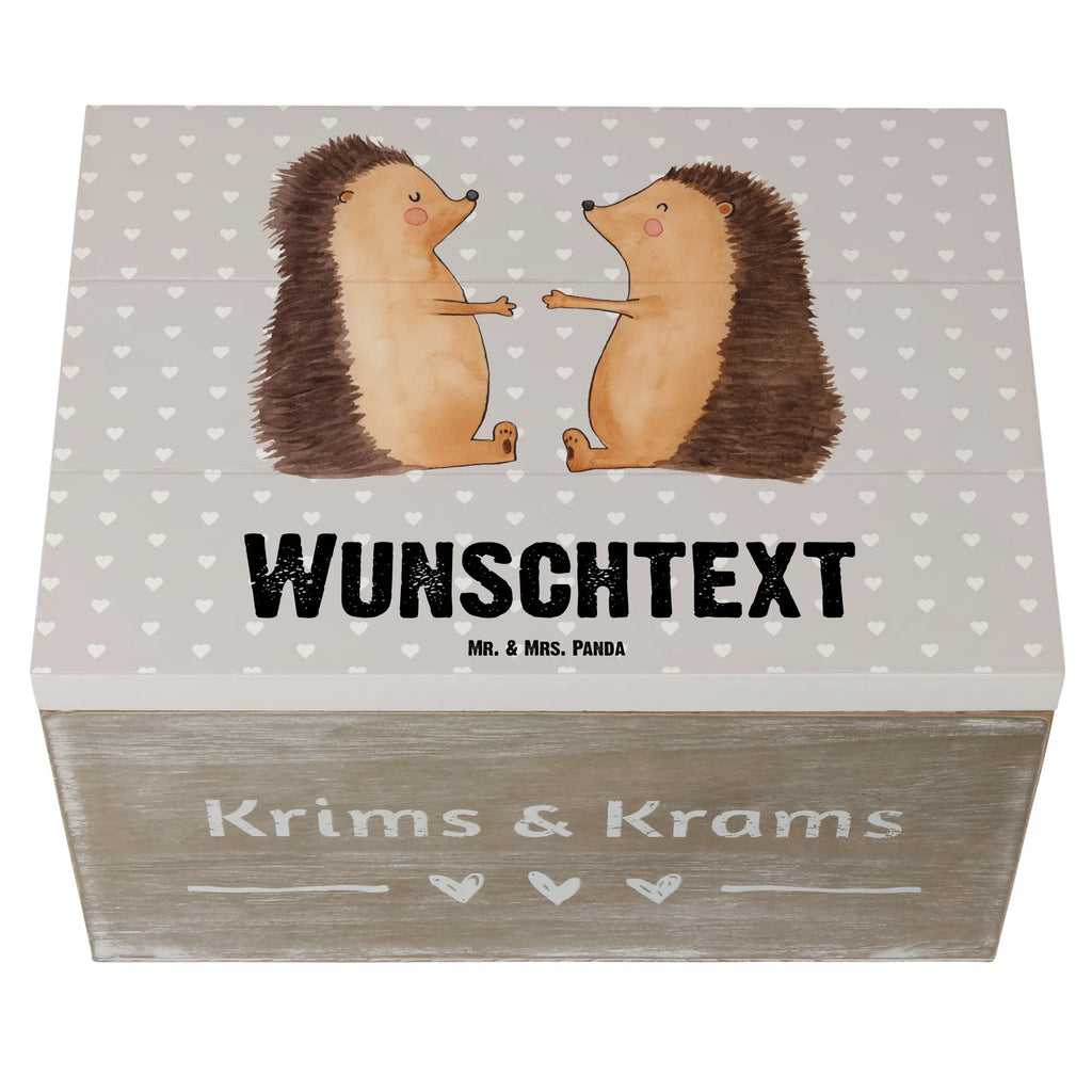 Personalisierte Holzkiste Igel Liebe Dekokiste mit Namen, Dekokiste Personalisiert, Geschenkbox personalisiert, Schatulle mit Namen, Erinnerungsbox mit Namen, Schatzkiste Personalisiert, Holzkiste Personalisiert, Truhe mit Namen, Erinnerungskiste Personalisiert, mit Namen, Erinnerungsbox Personalisiert, Schatulle Personalisiert, Aufbewahrungsbox mit Namen, Truhe Personalisiert, Erinnerungskiste, GEschenkdose personalisiert, Aufbewahrungsbox Personalisiert, Schatzkiste mit Namen, Holzkiste mit Namen, Kiste Personalisiert, Kiste mit Namen, Liebe, Partner, Freund, Freundin, Ehemann, Ehefrau, Heiraten, Verlobung, Heiratsantrag, Liebesgeschenk, Jahrestag, Hocheitstag, Liebesbeweis, Hochzeit, Verlobt, Verheiratet, Hochzeitstag, Igel, Geschenk, Verliebt