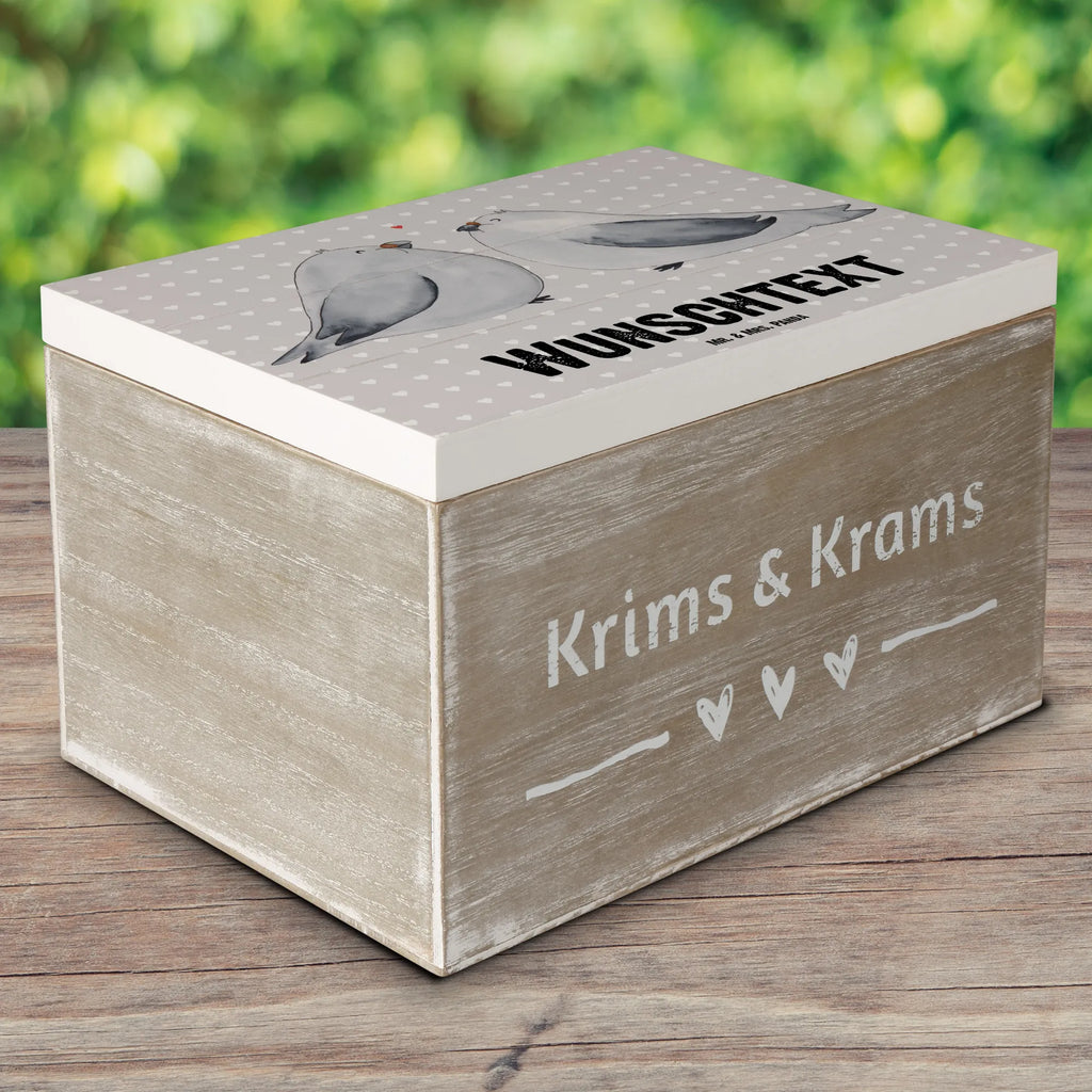 Personalizowane drewniane pudełko Gołębia miłość Dekokiste mit Namen, Erinnerungskiste Personalisiert, Geschenkbox personalisiert, Kiste mit Namen, Erinnerungskiste, Erinnerungsbox Personalisiert, Schatulle mit Namen, Erinnerungsbox mit Namen, Dekokiste Personalisiert, Holzkiste Personalisiert, Holzkiste mit Namen, Schatulle Personalisiert, Truhe mit Namen, Truhe Personalisiert, Kiste Personalisiert, Aufbewahrungsbox mit Namen, Aufbewahrungsbox Personalisiert, Schatzkiste Personalisiert, GEschenkdose personalisiert, Schatzkiste mit Namen, mit Namen, Partner, Ehemann, Heiratsantrag, Ehefrau, Liebe, Freund, Hocheitstag, Liebesgeschenk, Jahrestag, Freundin, Heiraten, Verlobung, Turteltäubchen, Verheiratet, Tauben, Liebesbeweis, Hochzeitstag, Verliebt, Turteltauben, Geschenk Freundin, Geschenk Freund, Verlobt, Geschenk Hochzeit