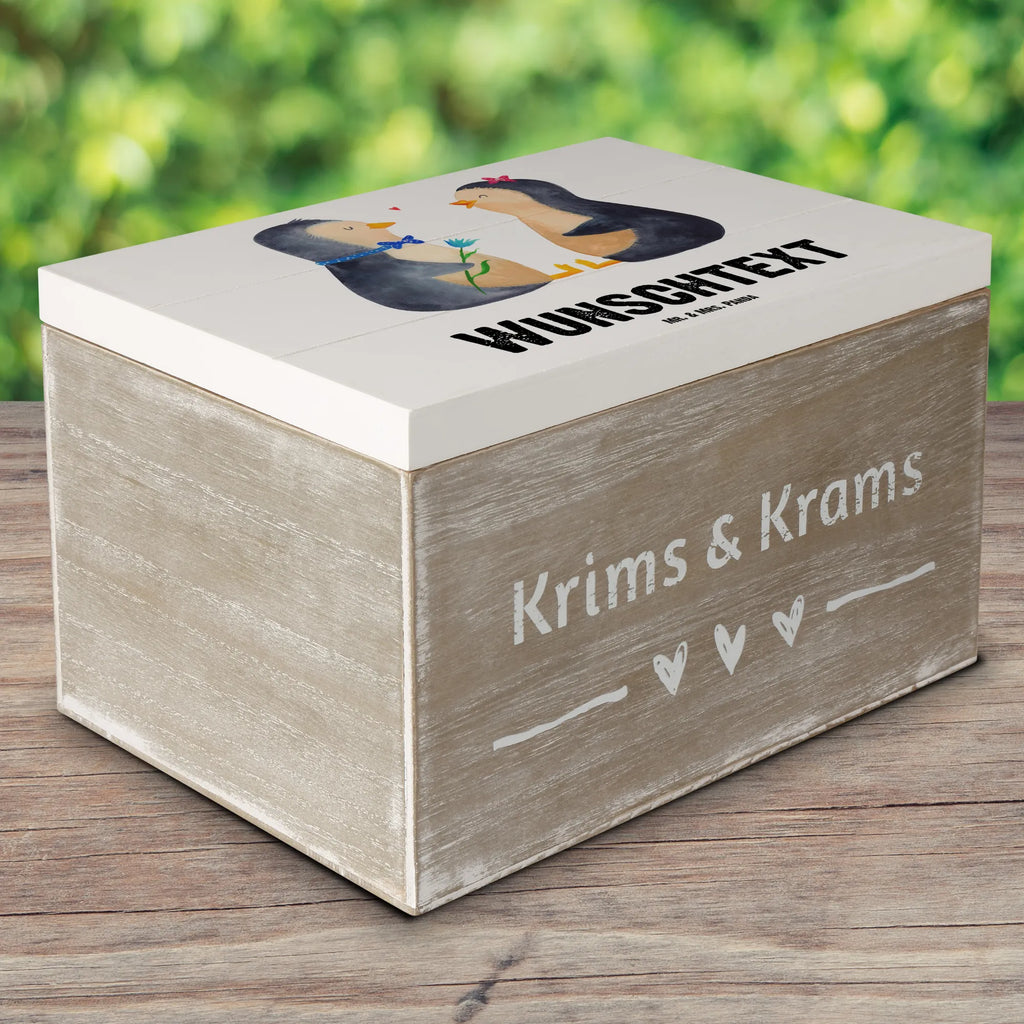Personalisierte Holzkiste Pinguin Pärchen Schatzkiste Personalisiert, Aufbewahrungsbox Personalisiert, Holzkiste mit Namen, Schatzkiste mit Namen, GEschenkdose Personalisiert, mit Namen, Aufbewahrungsbox mit Namen, Kiste Personalisiert, Geschenkbox Personalisiert, Erinnerungsbox Personalisiert, Truhe Personalisiert, Schatulle mit Namen, Schatulle Personalisiert, Dekokiste Personalisiert, Truhe mit Namen, Kiste mit Namen, Erinnerungskiste Personalisiert, Erinnerungsbox mit Namen, Holzkiste Personalisiert, Dekokiste mit Namen, Pinguin, Liebespaar, Große Liebe, Traumpaar, Hochzeit, Verlobung, Liebesgeschenk, Jahrestag, Hochzeitstag, Hochzeitsgeschenk, Liebe, Pinguine, Liebesbeweis