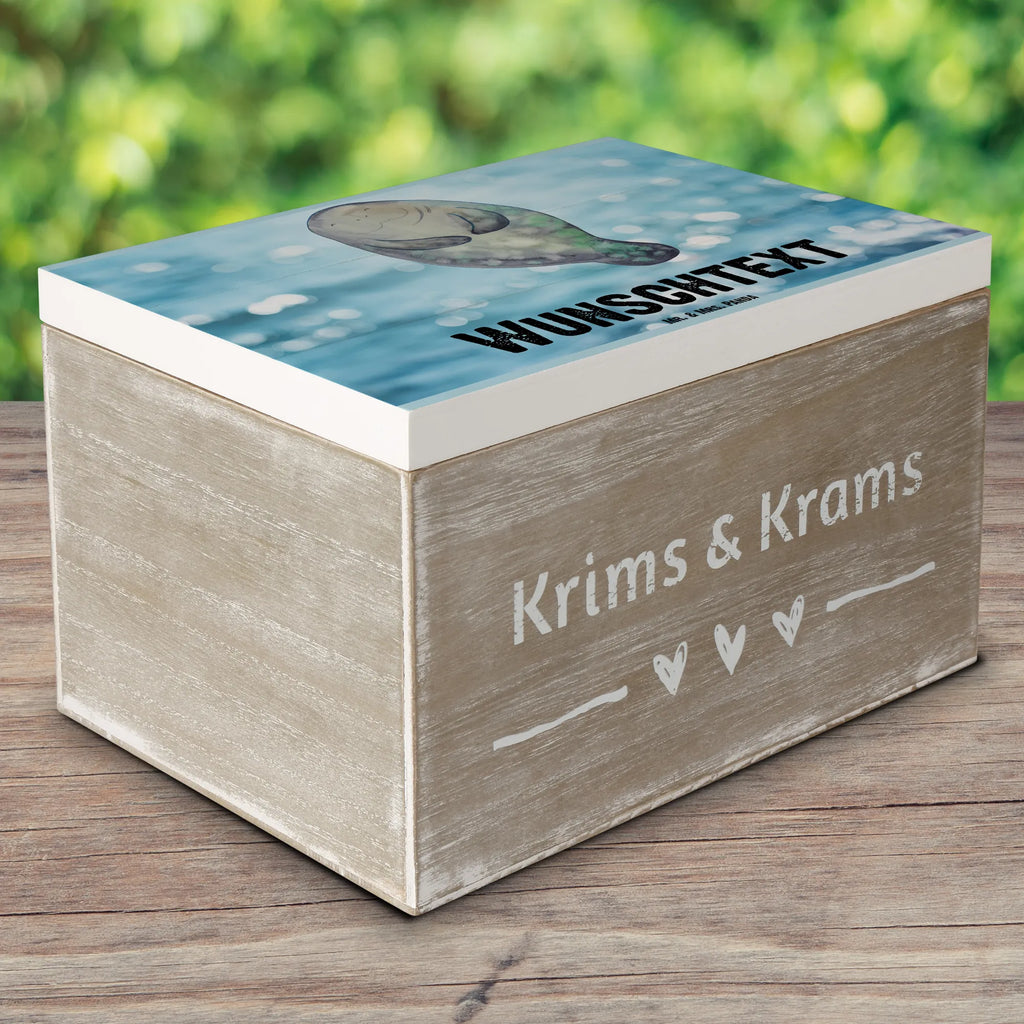 Personalisierte Holzkiste Seekuh happy Truhe mit Namen, Schatulle mit Namen, Erinnerungsbox mit Namen, Aufbewahrungsbox mit Namen, Kiste Personalisiert, Dekokiste mit Namen, Holzkiste Personalisiert, Erinnerungskiste Personalisiert, Kiste mit Namen, Truhe Personalisiert, Aufbewahrungsbox Personalisiert, GEschenkdose Personalisiert, Schatzkiste mit Namen, Schatulle Personalisiert, Geschenkbox Personalisiert, Holzkiste mit Namen, Erinnerungsbox Personalisiert, Schatzkiste Personalisiert, Dekokiste Personalisiert, mit Namen, Urlaub, Meerestiere, Meer, Seekuh, Seekühe, Zufrieden, Achtsamkeit, Neustart, Respekt, Freundin, Selbstliebe, Neuanfang, Liebeskummer
