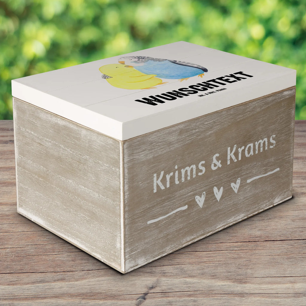 Personalisierte Holzkiste Wellensittich Liebe Truhe Personalisiert, Geschenkbox personalisiert, Schatzkiste mit Namen, Kiste mit Namen, Schatulle Personalisiert, GEschenkdose personalisiert, mit Namen, Erinnerungskiste, Truhe mit Namen, Dekokiste mit Namen, Aufbewahrungsbox Personalisiert, Kiste Personalisiert, Erinnerungsbox mit Namen, Holzkiste Personalisiert, Erinnerungsbox Personalisiert, Holzkiste mit Namen, Schatulle mit Namen, Erinnerungskiste Personalisiert, Aufbewahrungsbox mit Namen, Schatzkiste Personalisiert, Dekokiste Personalisiert, Liebe, Partner, Freund, Freundin, Ehemann, Ehefrau, Heiraten, Verlobung, Heiratsantrag, Liebesgeschenk, Jahrestag, Hocheitstag, Vögel, Kuscheln, Wellensittich, Nähe, Vertrauen