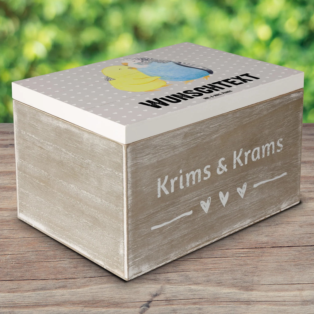 Personalisierte Holzkiste Wellensittich Liebe Truhe Personalisiert, Geschenkbox personalisiert, Schatzkiste mit Namen, Kiste mit Namen, Schatulle Personalisiert, GEschenkdose personalisiert, mit Namen, Erinnerungskiste, Truhe mit Namen, Dekokiste mit Namen, Aufbewahrungsbox Personalisiert, Kiste Personalisiert, Erinnerungsbox mit Namen, Holzkiste Personalisiert, Erinnerungsbox Personalisiert, Holzkiste mit Namen, Schatulle mit Namen, Erinnerungskiste Personalisiert, Aufbewahrungsbox mit Namen, Schatzkiste Personalisiert, Dekokiste Personalisiert, Liebe, Partner, Freund, Freundin, Ehemann, Ehefrau, Heiraten, Verlobung, Heiratsantrag, Liebesgeschenk, Jahrestag, Hocheitstag, Vögel, Kuscheln, Wellensittich, Nähe, Vertrauen
