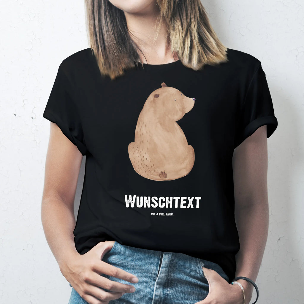 Personalisiertes T-Shirt Bär Schulterblick T-Shirt Personalisiert, Bedrucken, T-Shirt mit Namen, Wunschtext, T-Shirt mit Aufruck, Teddybär, Teddy, Bär, Weisheit, Selbstachtung, Bärenliebe, Motivation, Bären, Weltansicht