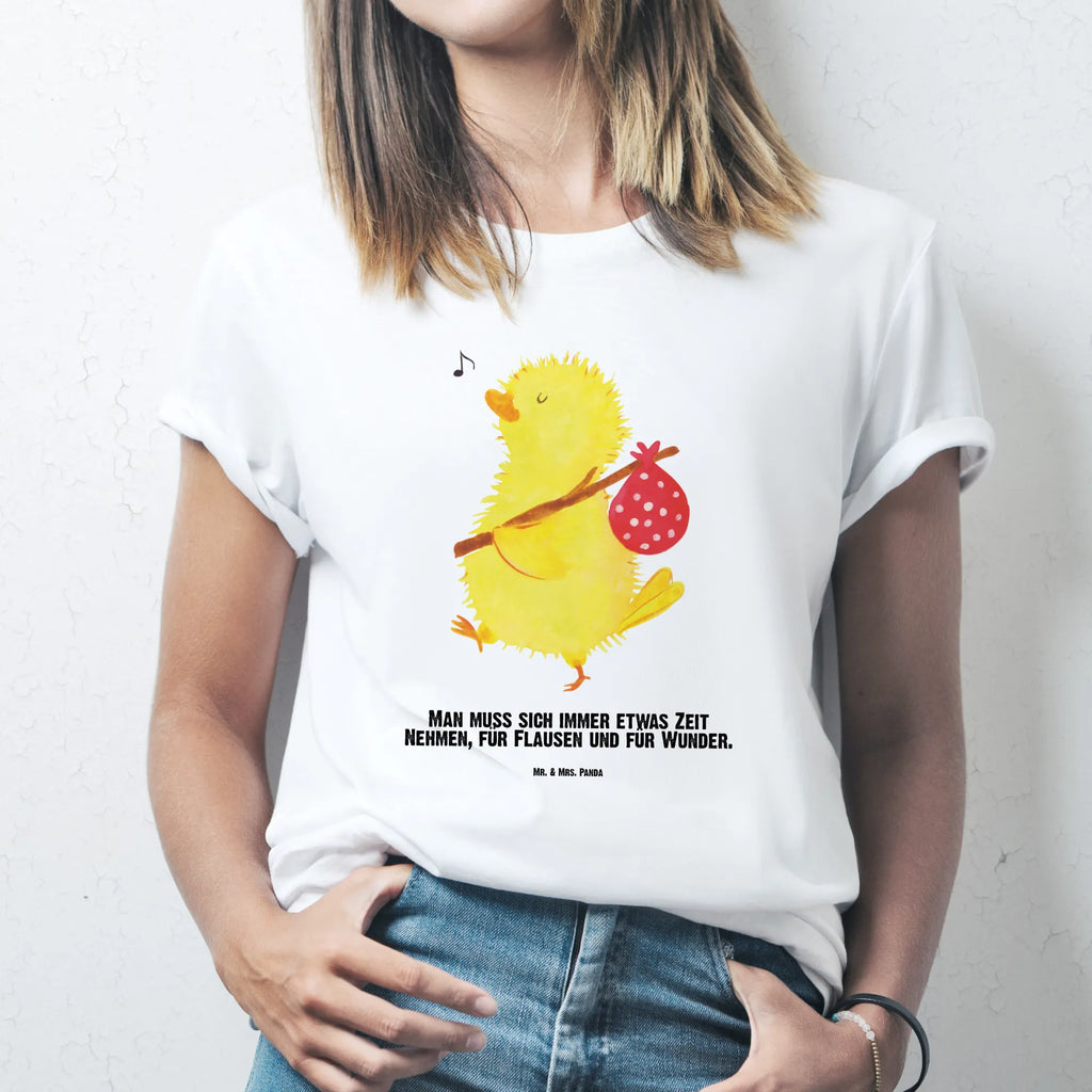 Personalisiertes T-Shirt Küken Wanderer Männer, T-Shirt mit Namen, T-Shirt Personalisiert, Bedrucken, Frauen, Wunschtext, T-Shirt mit Aufruck, Ostern, Osterhase, Ostergeschenke, Osternest, Osterdeko, Geschenke zu Ostern, Ostern Geschenk, Ostergeschenke Kinder, Ostern Kinder, Osterei, Grüße, liebe Grüße, Ostergrüße, Flausen, Reisen, Wunder, Weltenbummler, Ei, Ostereier, Frühlingsgefühle, Backpacker, Küken, Frohe Ostern, Zeitmanagement, Zeit, Freude