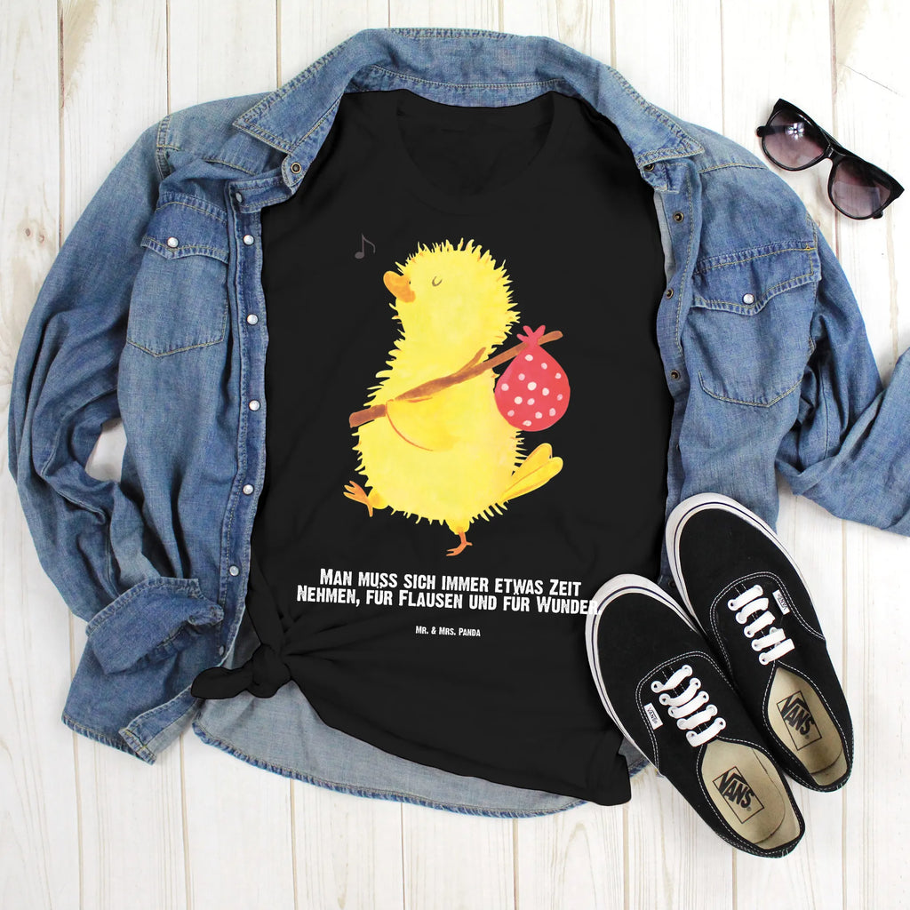 Personalisiertes T-Shirt Küken Wanderer Männer, T-Shirt mit Namen, T-Shirt Personalisiert, Bedrucken, Frauen, Wunschtext, T-Shirt mit Aufruck, Ostern, Osterhase, Ostergeschenke, Osternest, Osterdeko, Geschenke zu Ostern, Ostern Geschenk, Ostergeschenke Kinder, Ostern Kinder, Osterei, Grüße, liebe Grüße, Ostergrüße, Flausen, Reisen, Wunder, Weltenbummler, Ei, Ostereier, Frühlingsgefühle, Backpacker, Küken, Frohe Ostern, Zeitmanagement, Zeit, Freude