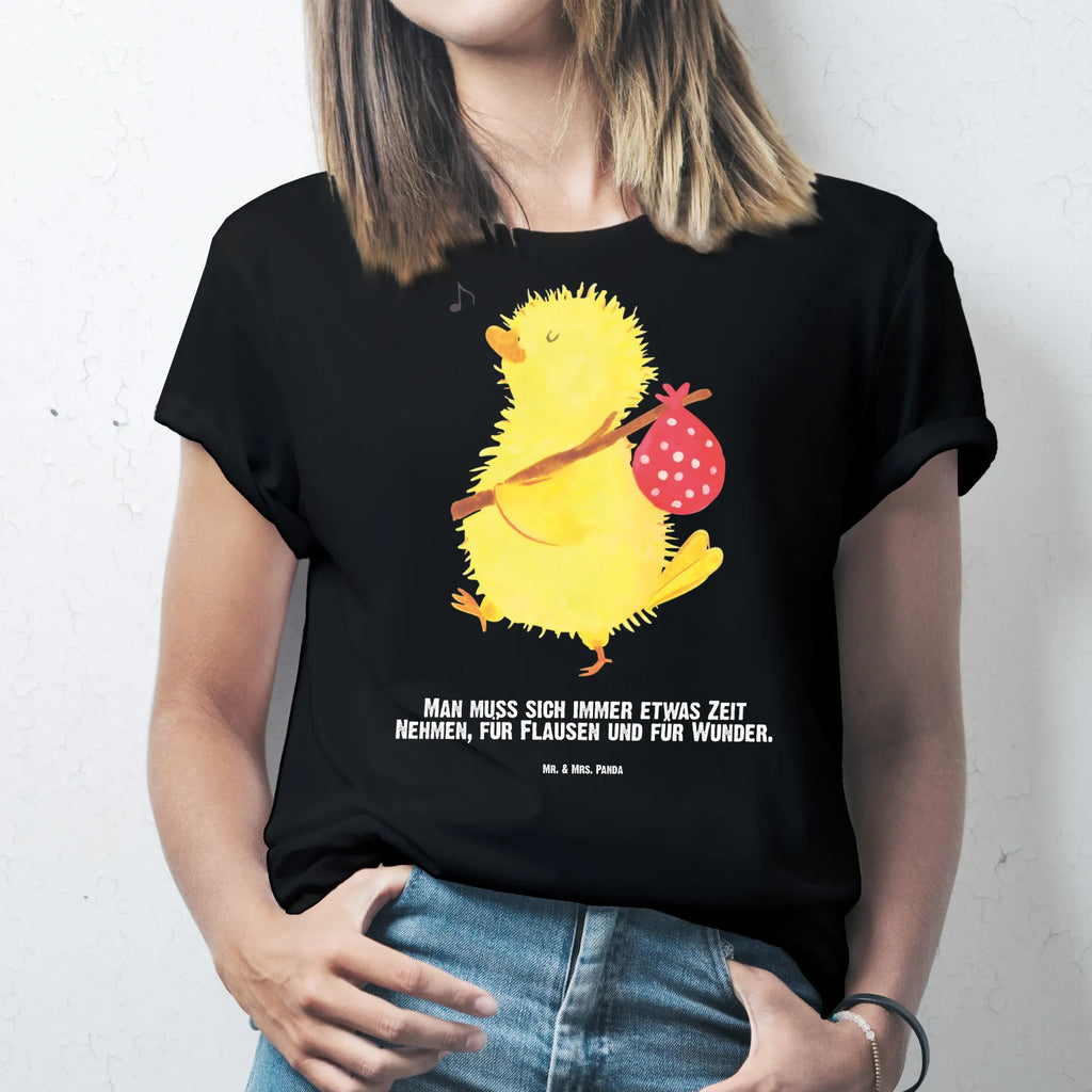 Personalisiertes T-Shirt Küken Wanderer Männer, T-Shirt mit Namen, T-Shirt Personalisiert, Bedrucken, Frauen, Wunschtext, T-Shirt mit Aufruck, Ostern, Osterhase, Ostergeschenke, Osternest, Osterdeko, Geschenke zu Ostern, Ostern Geschenk, Ostergeschenke Kinder, Ostern Kinder, Osterei, Grüße, liebe Grüße, Ostergrüße, Flausen, Reisen, Wunder, Weltenbummler, Ei, Ostereier, Frühlingsgefühle, Backpacker, Küken, Frohe Ostern, Zeitmanagement, Zeit, Freude