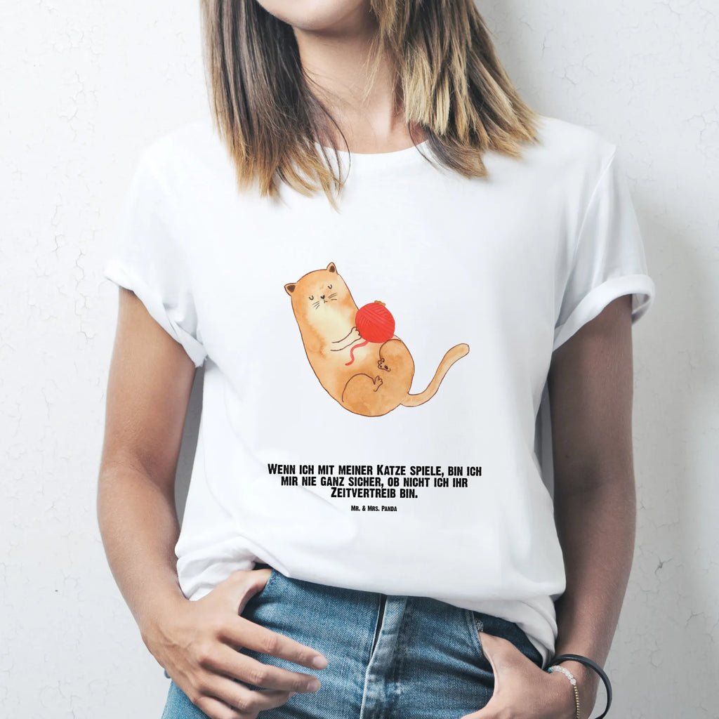 Personalised T-Shirt Cat Wool Wunschtext, T-Shirt Personalisiert, T-Shirt mit Namen, T-Shirt mit Aufruck, Bedrucken, Katzenmotiv, Katzenfan, Katzendeko, Katzenfreund, Katze, Katzenliebhaber, Katzenprodukte, Katzenartikel, Katzenaccessoires, Katzensouvenirs, Katzenliebhaberprodukte, Katzenmotive, Katzen, Spielen, Verspielt, Kater, Spiel, Katzenhalter, Wolle, Wollknäuel, Cats, Haustier, Mietze, Cat, Katzenbesitzerin