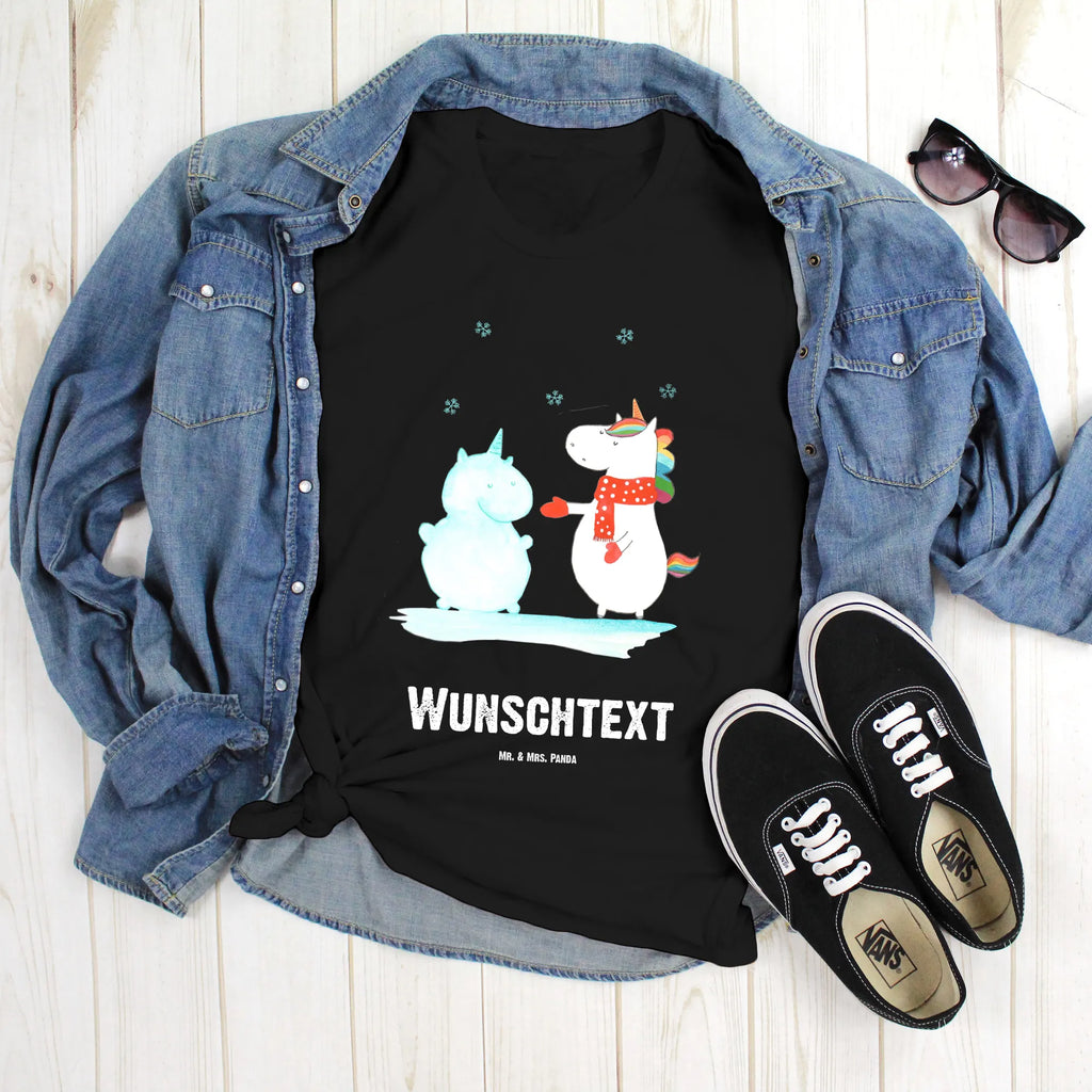 Personalised T-Shirt unicorn snowman T-Shirt mit Namen, Wunschtext, Bedrucken, T-Shirt mit Aufruck, T-Shirt Personalisiert, Einhorn Deko, Unicorn, Einhorn, Einhörner, Winter, Schneemann, X-Mas, Schnee, kalt, Handschuhe, Weihnachten, Mütze, Kuchen