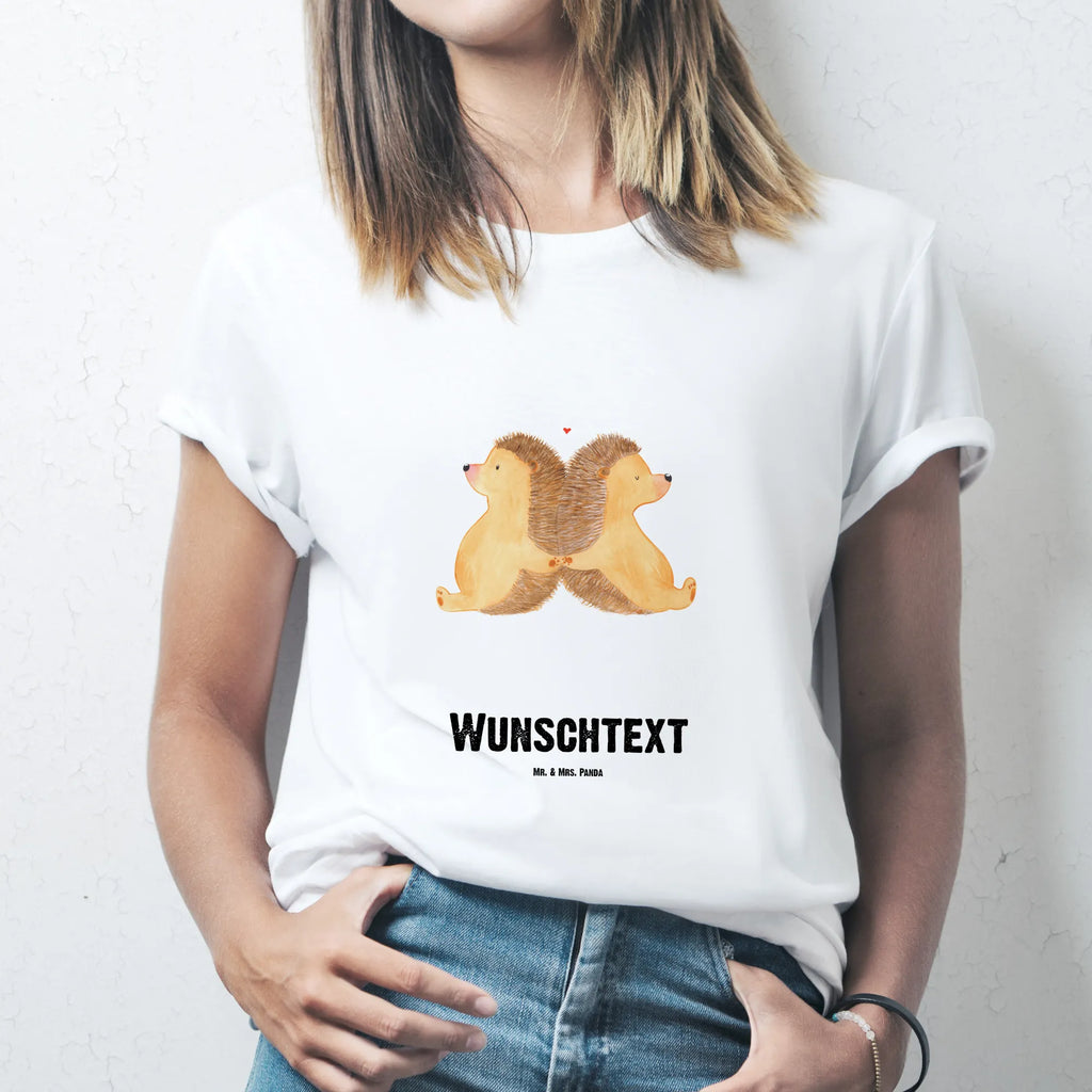 Personalised T-Shirt Hedgehogs holding hands Wunschtext, T-Shirt Personalisiert, T-Shirt mit Namen, Bedrucken, T-Shirt mit Aufruck, Freund, Partner, Hocheitstag, Liebesgeschenk, Heiraten, Ehefrau, Jahrestag, Heiratsantrag, Ehemann, Verlobung, Freundin, Liebe, Hochzeit, Love, Lieblingsmensch, Liebesbotschaft, Hand in Hand, Gemeinsamkeit, Igel, Große Liebe, Igelliebe, Liebesbeweis, Geschenk für Zwei