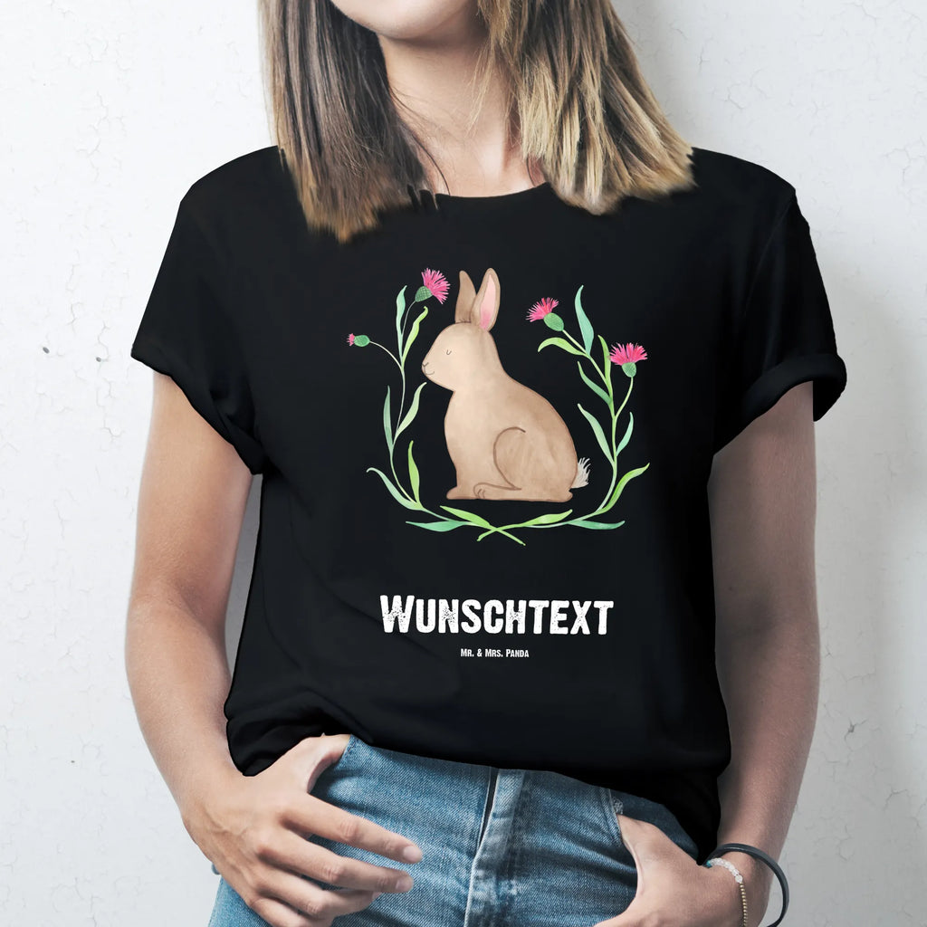 Rozmiar L Personalizowana koszulka zając siedzenie T-Shirt Personalisiert, Bedrucken, Wunschtext, T-Shirt mit Namen, T-Shirt mit Aufruck, Osternest, Ostern Geschenk, Osterdeko, Ostergeschenke Kinder, Ostergeschenke, Ostern Kinder, Osterhase, Geschenke zu Ostern, Ostern, Hase, Osterblume, Liebe, Kaninchen, Frohe Ostern, Grüße, Ostergrüße
